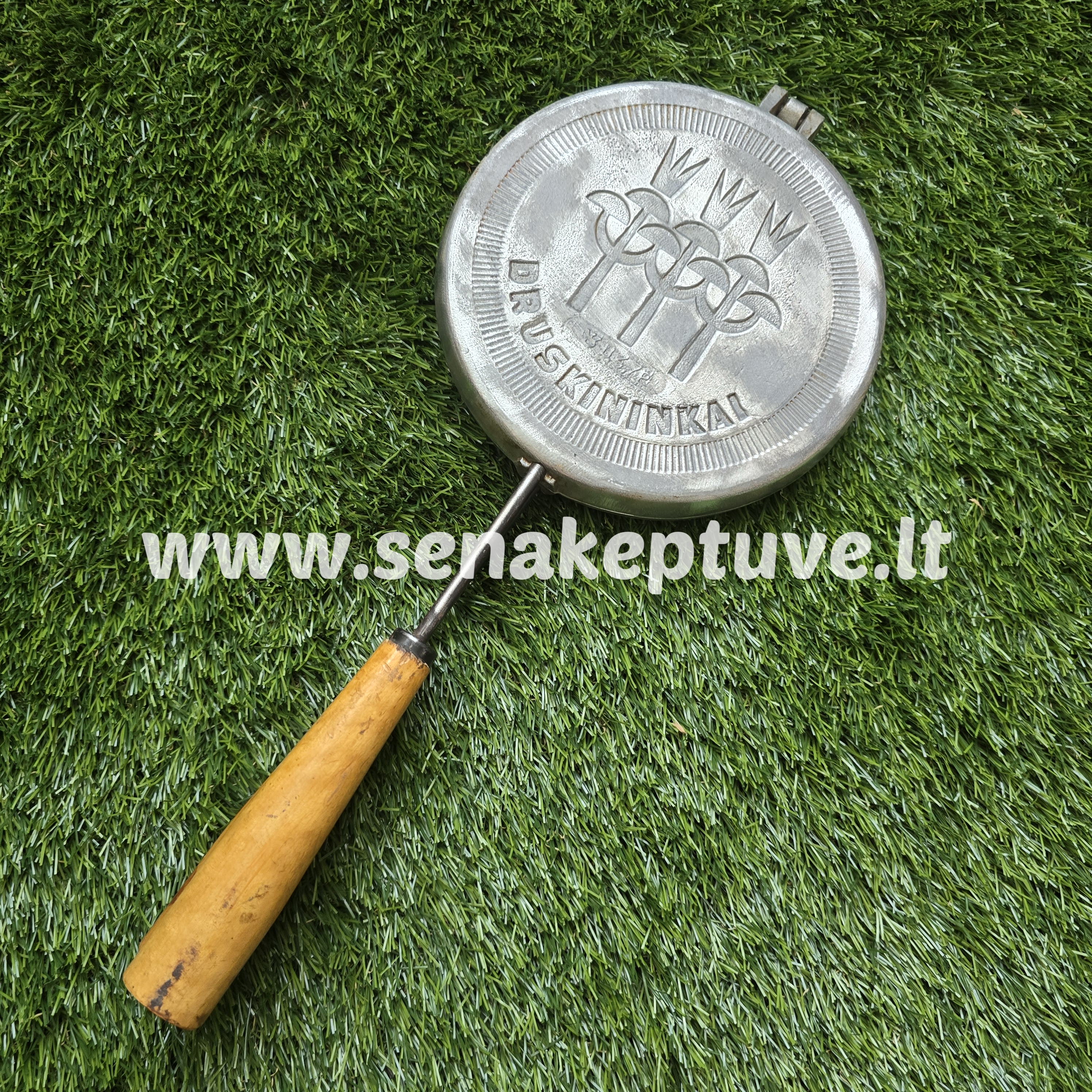 Senovinė asorti (antytė, šuniukas, gaidelis, voveraitė, paršelis, žuvytė, meškutis) keptuvė