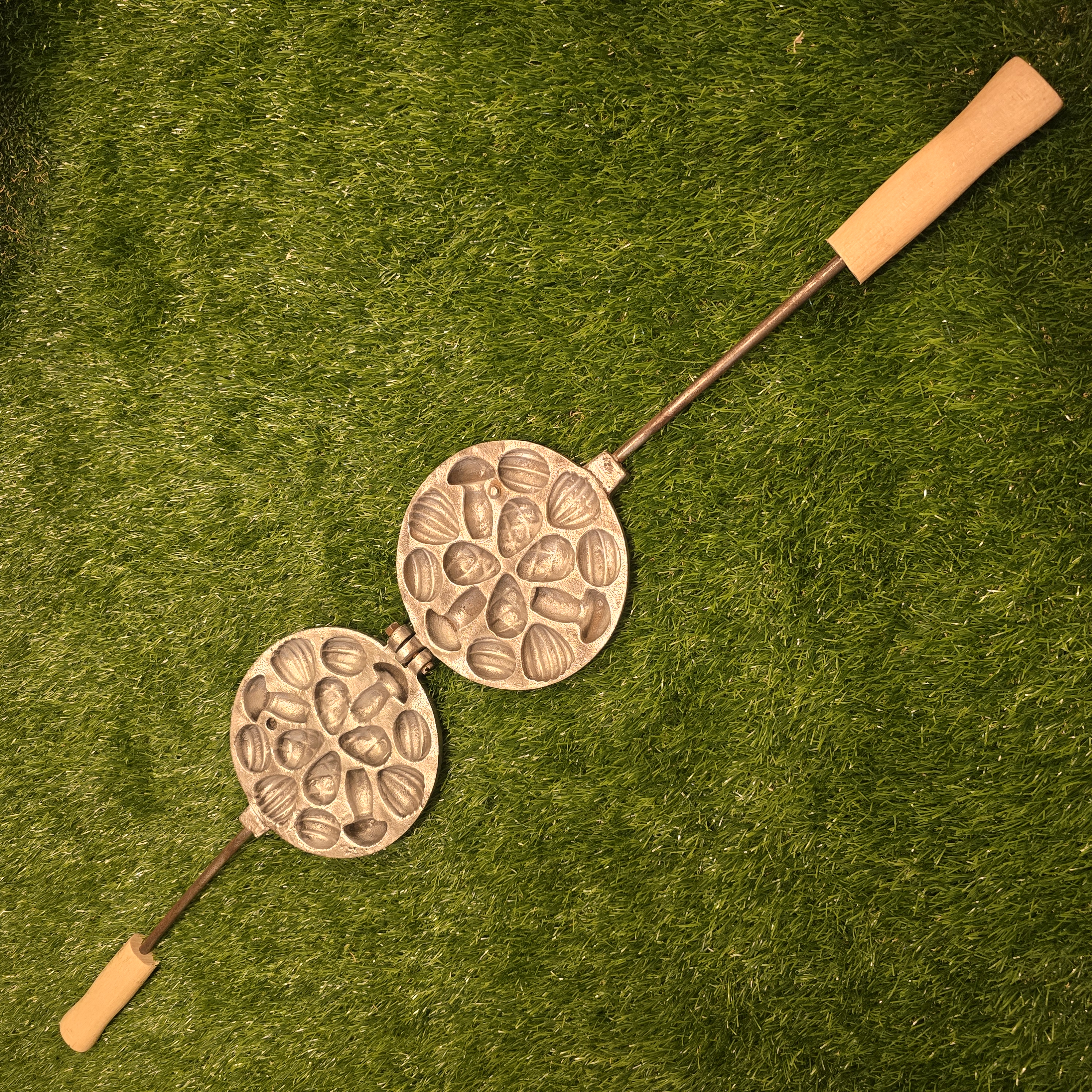 Senovinė asorti (3 grybukai, 4 kankorėžiai, 4 riešutėliai, 3 kriauklės) keptuvė