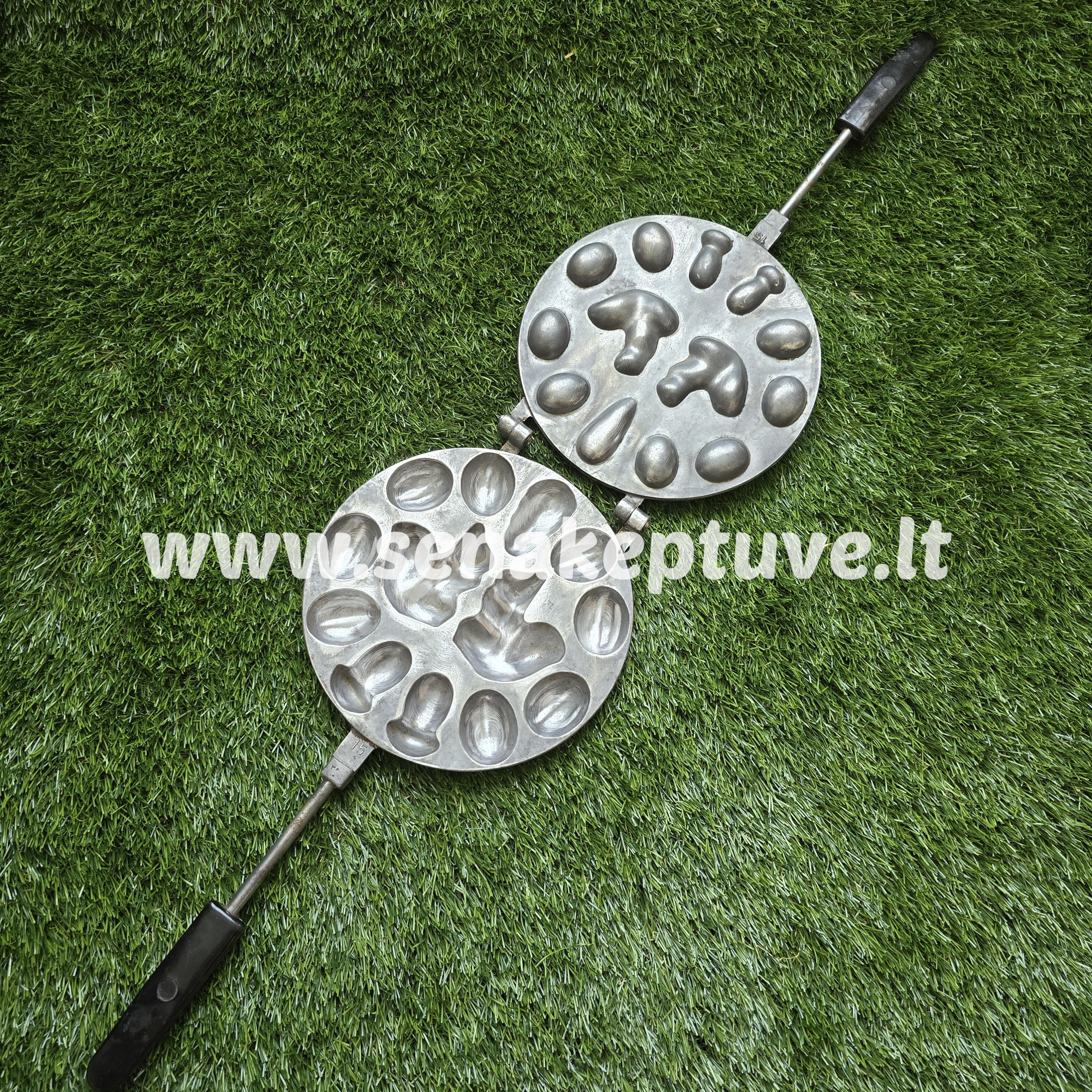 Senovinė asorti (2 voveraitės, 1 kankorėžis, 2 grybukai, 8 riešutėliai) keptuvė