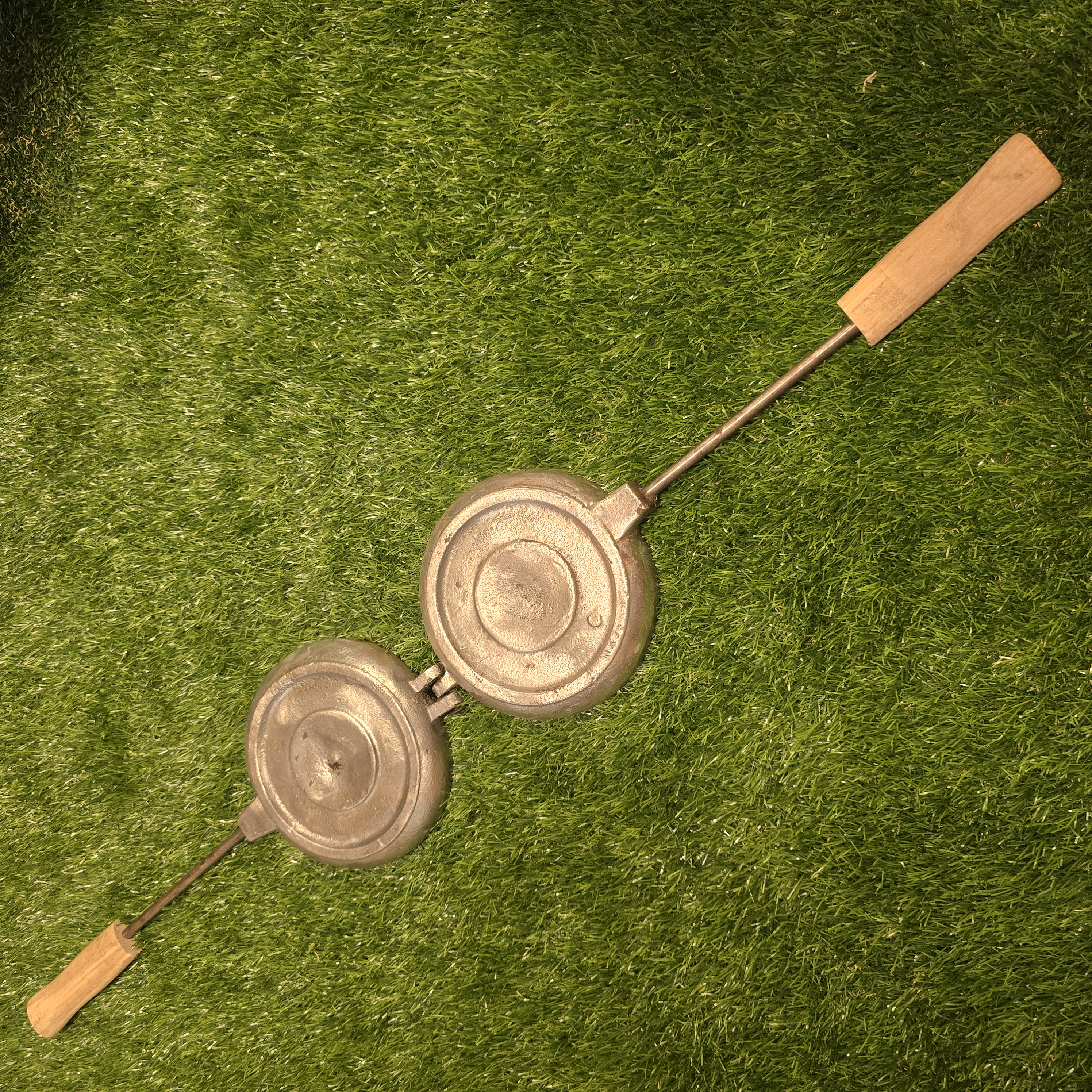 Senovinė asorti (3 grybukai, 4 kankorėžiai, 4 riešutėliai, 3 kriauklės) keptuvė