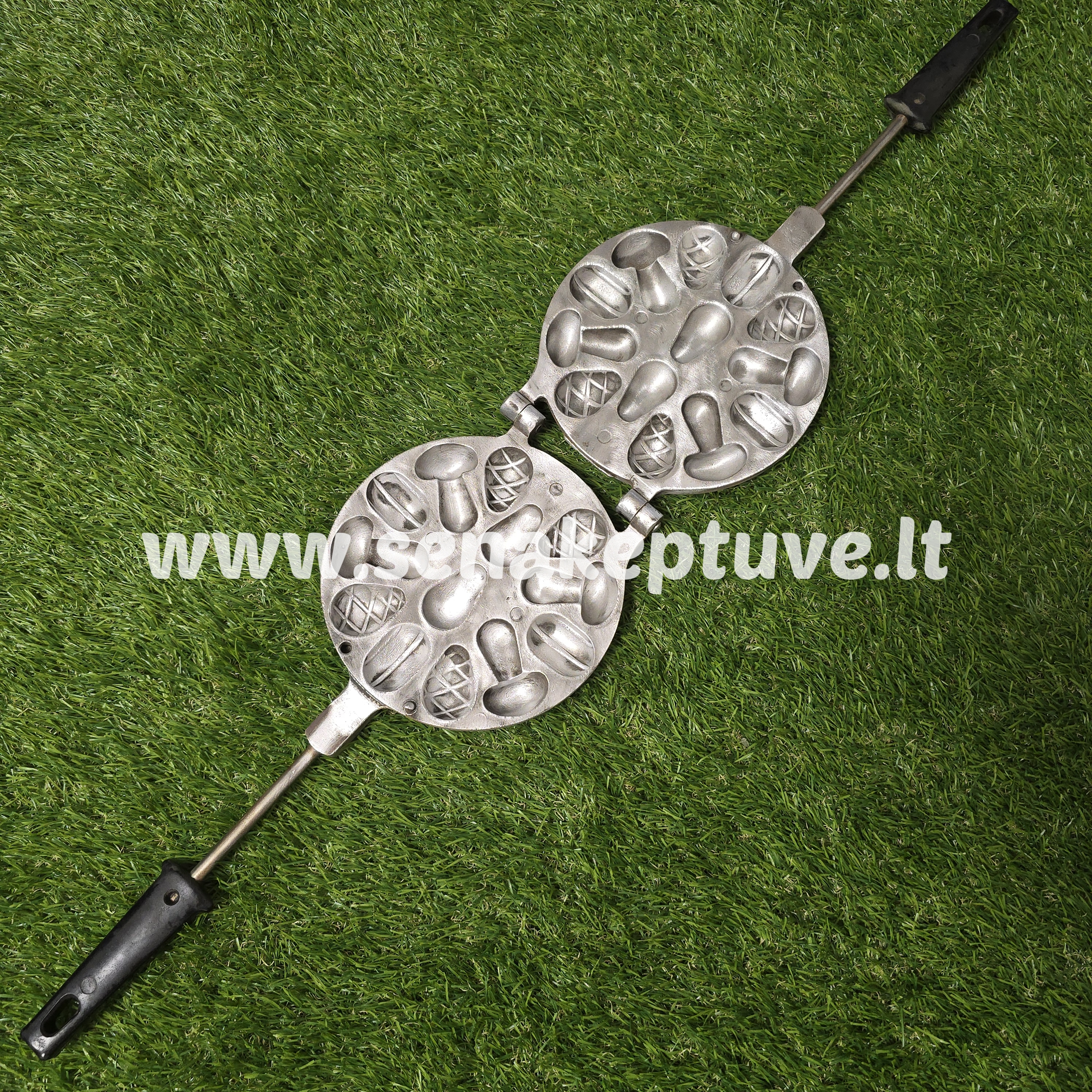 Senovinė asorti (4 grybukai, 4 kankorėžiai, 3 riešutėliai, 2 kriaušės) keptuvė