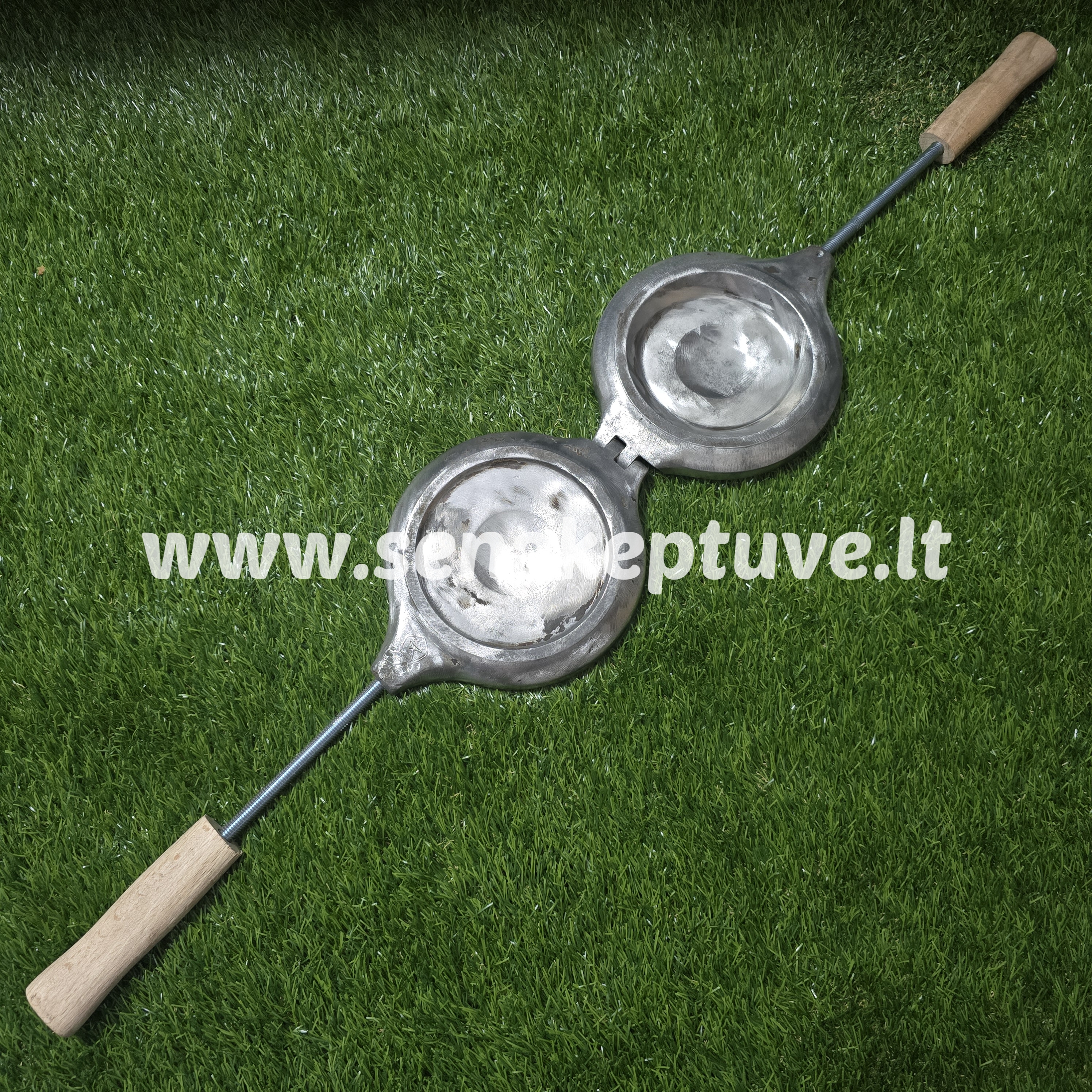 Senovinė riešutėlių keptuvė