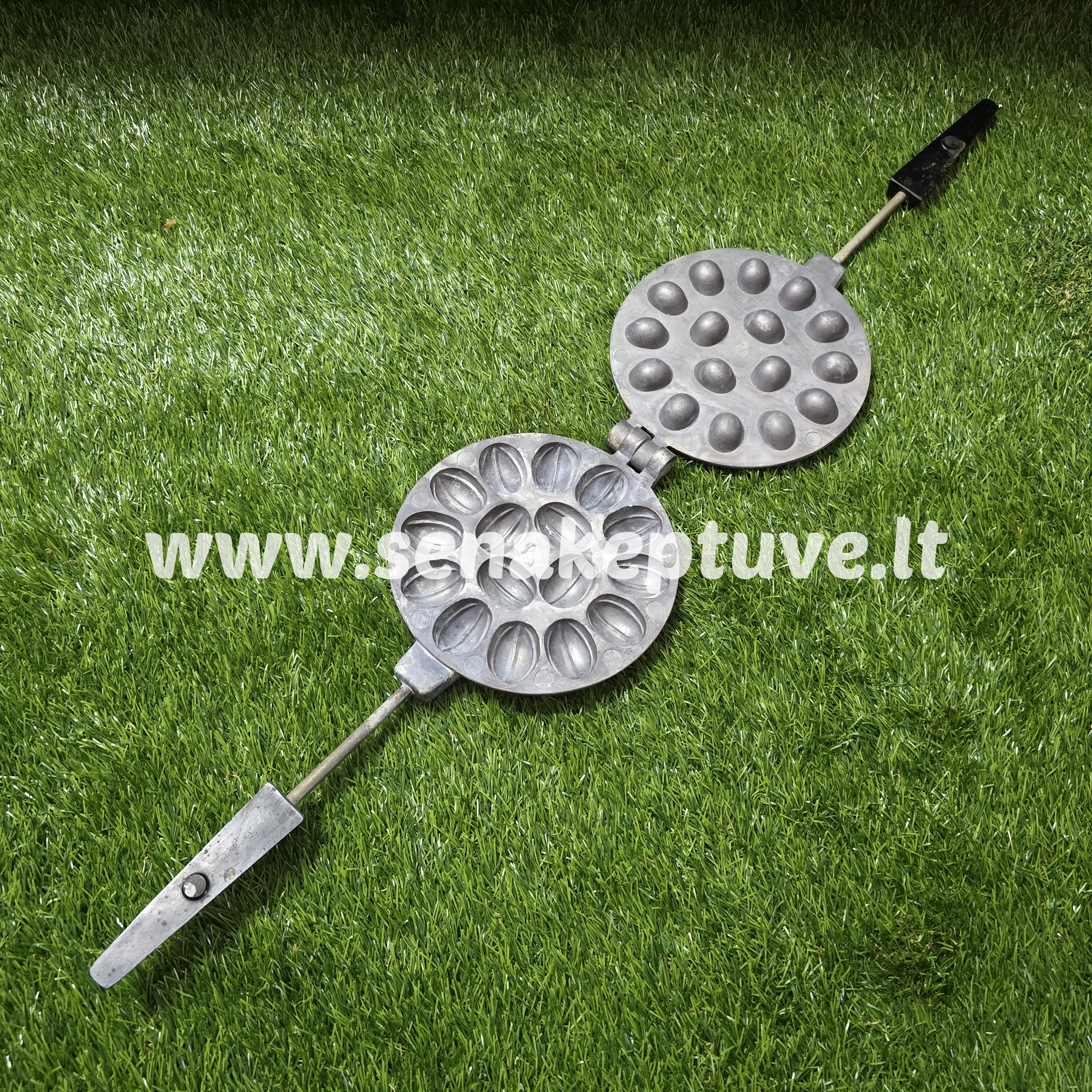 Senovinė riešutėlių keptuvė