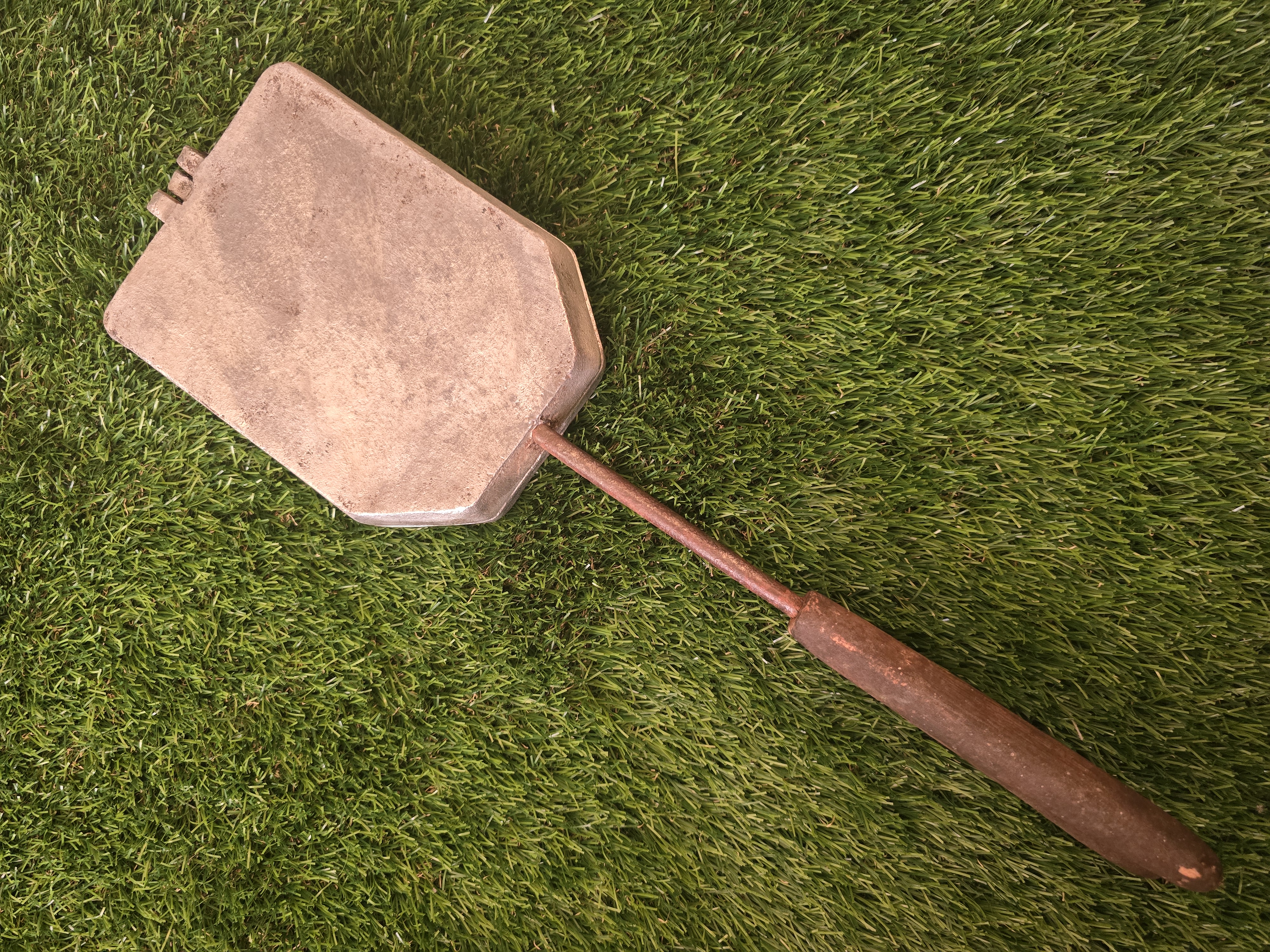 Labai reta senovinė paukštelių keptuvė