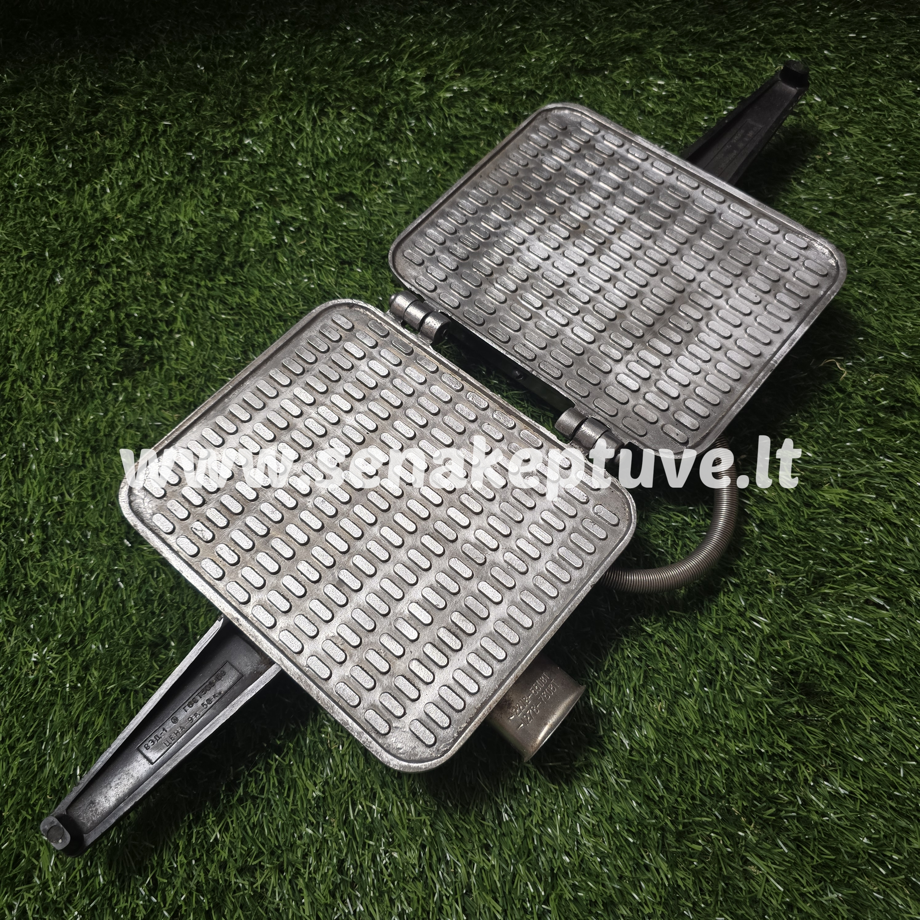 Senovinė elektrinė vaflinė su laidu