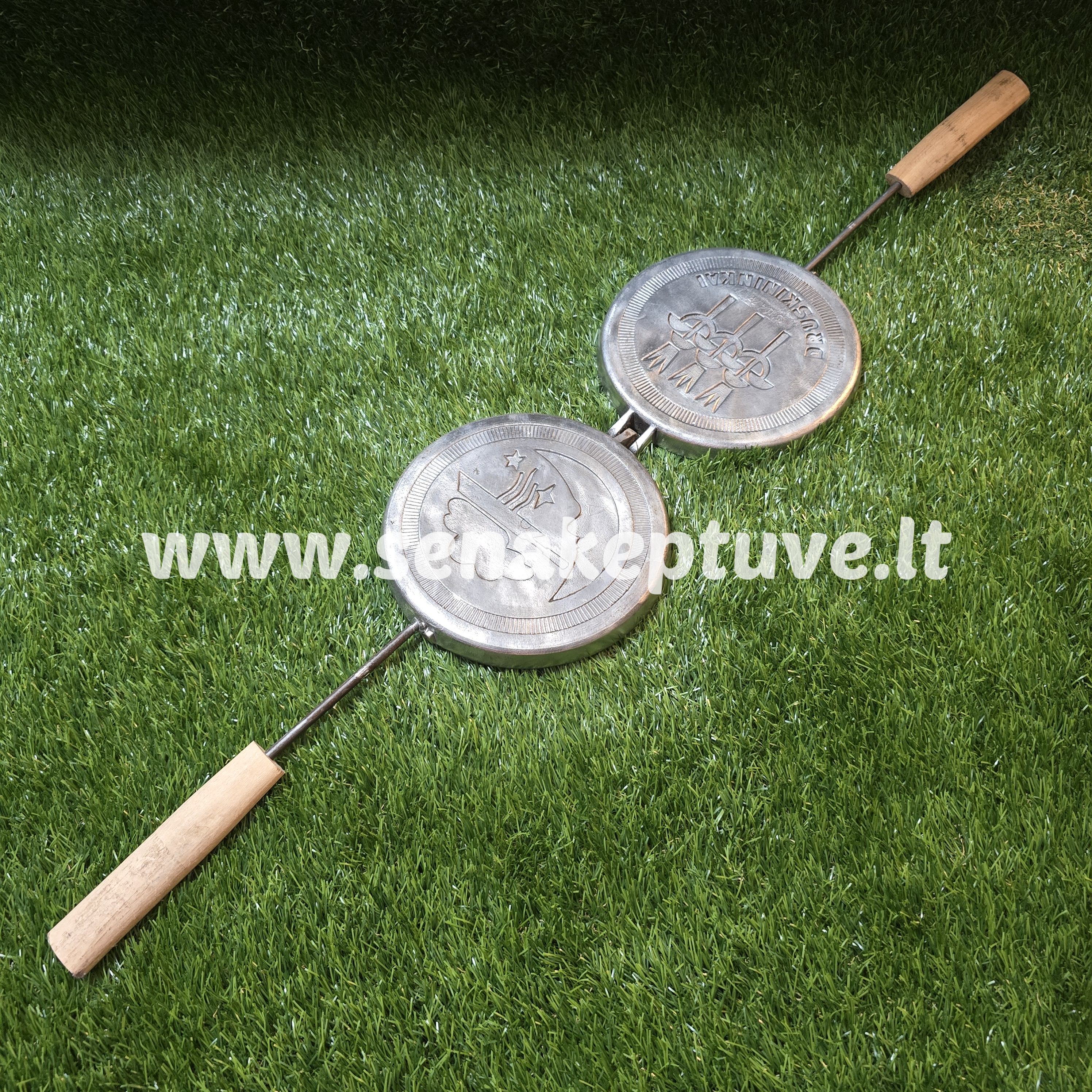 Senovinė asorti (antytė, šuniukas, gaidelis, voveraitė, paršelis, žuvytė, meškutis) keptuvė