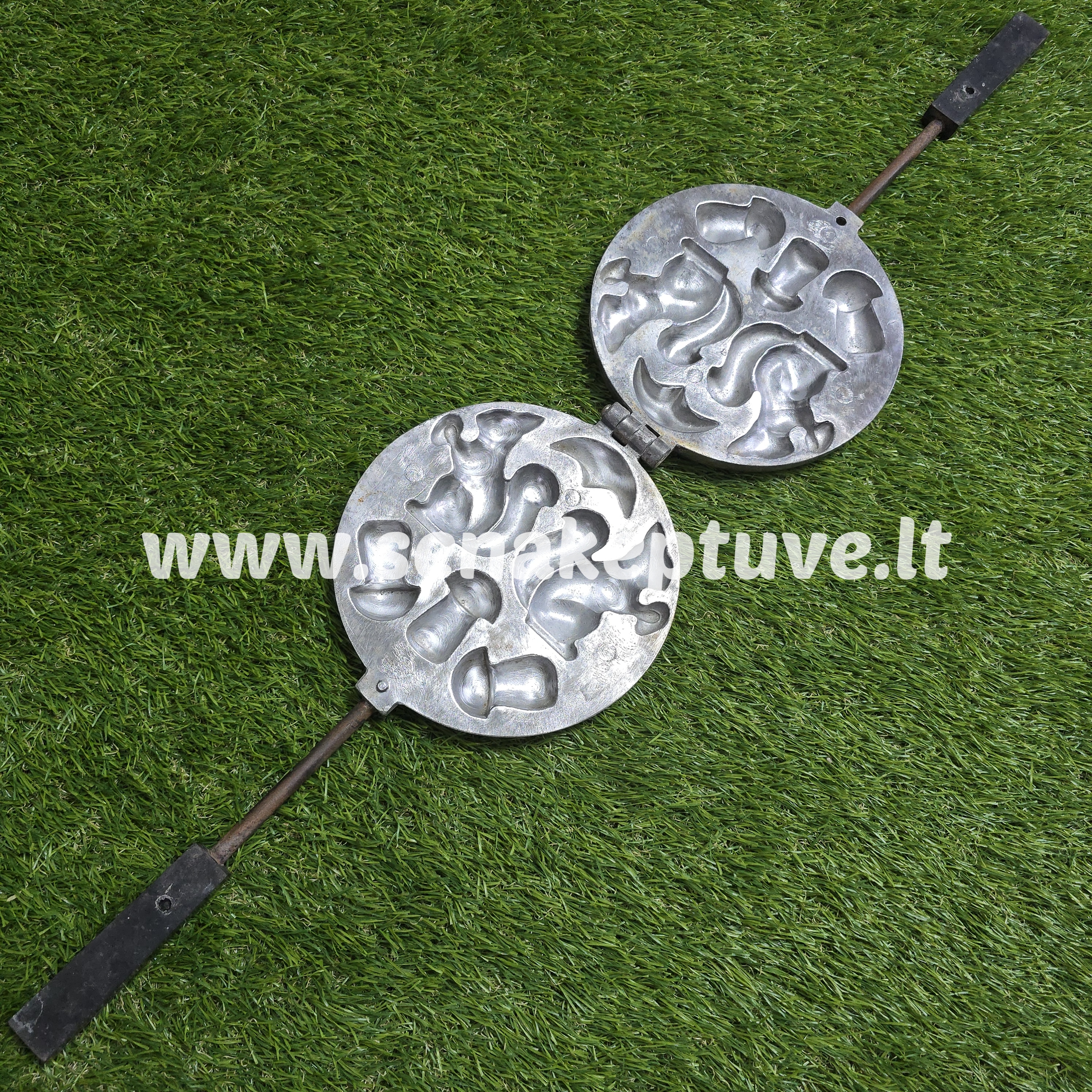 Senovinė asorti (2 voveraitės ir 3 grybukai) keptuvė