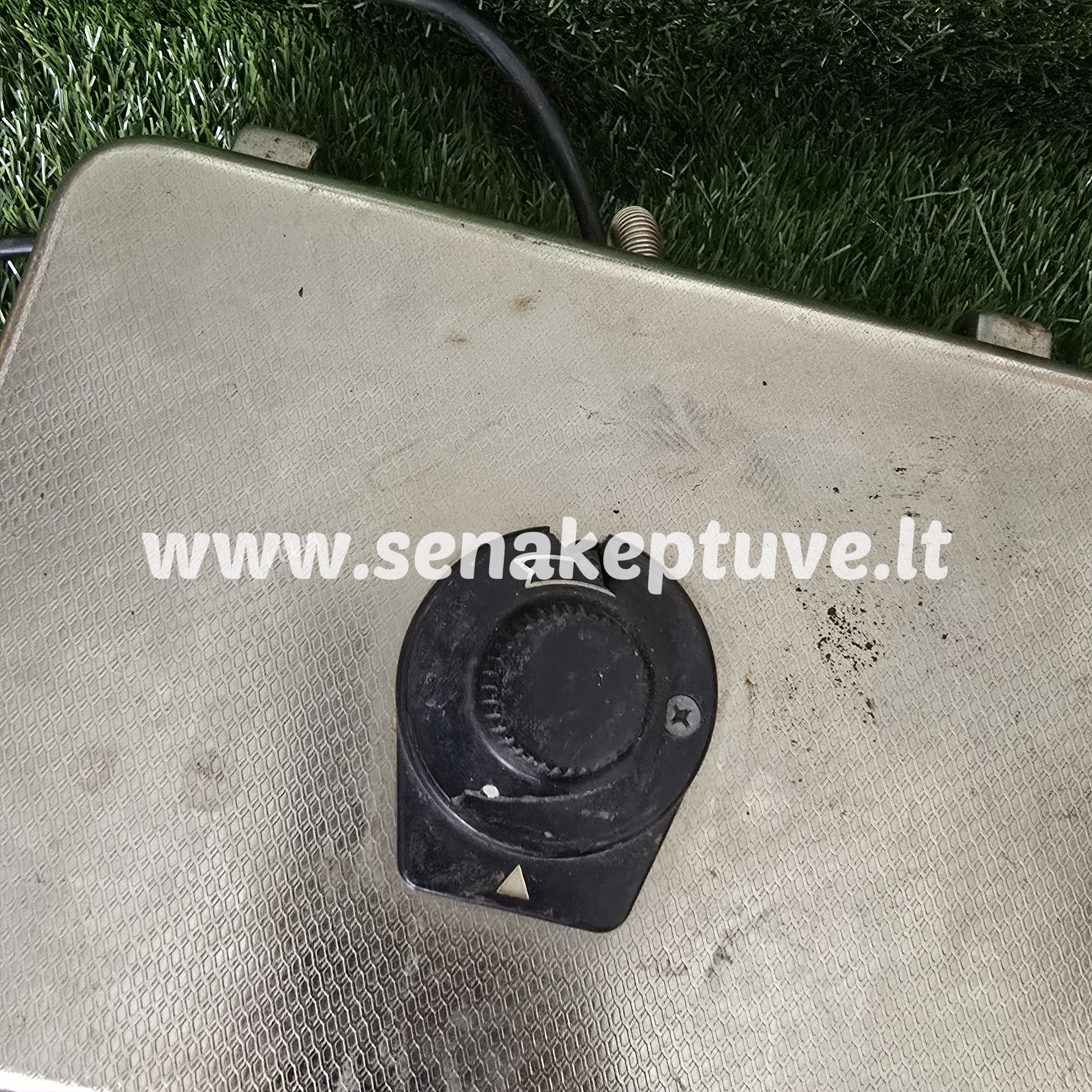 Senovinė elektrinė vaflinė su laidu (nuskilęs karščio reguliatorius)