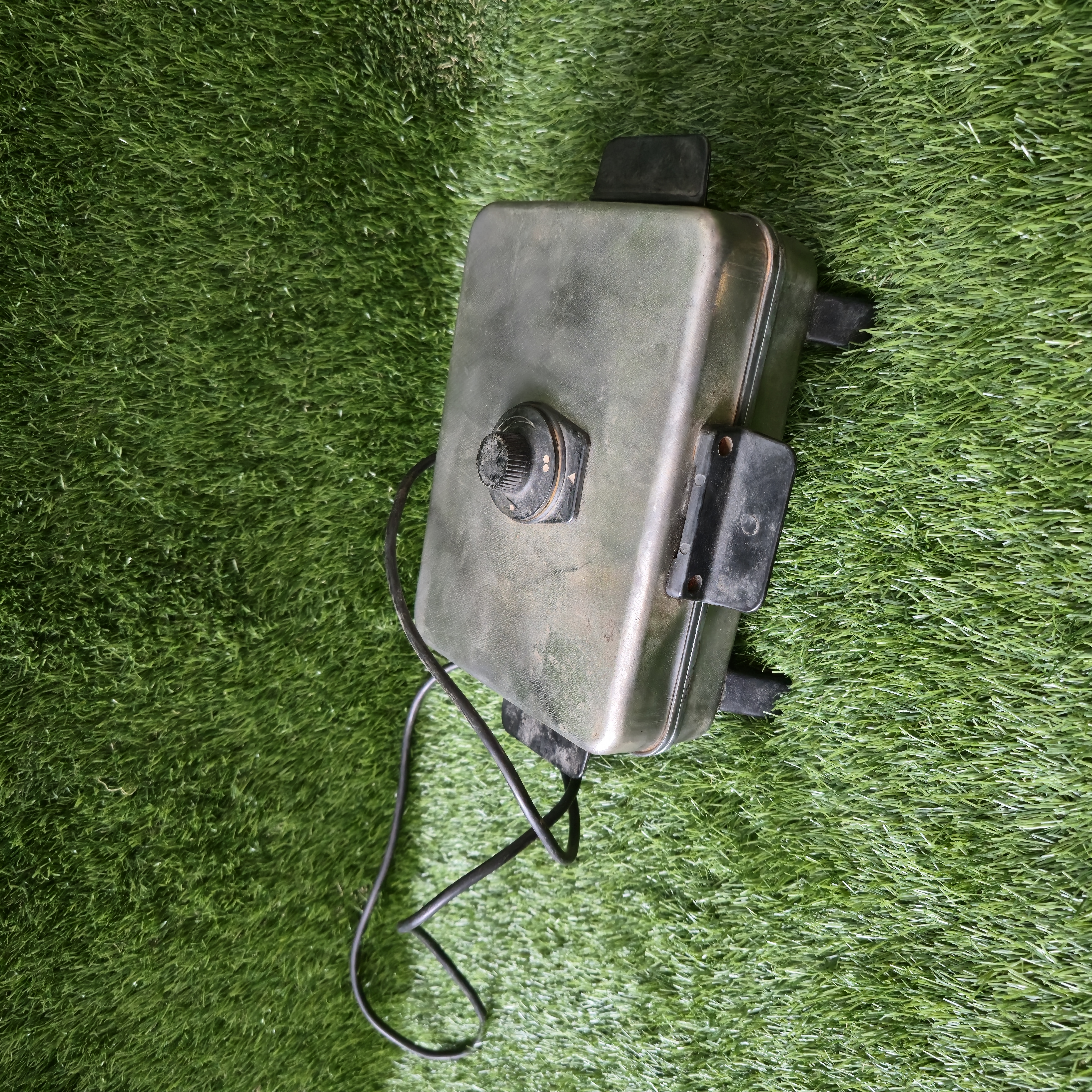 Senovinė elektrinė vaflinė su laidu