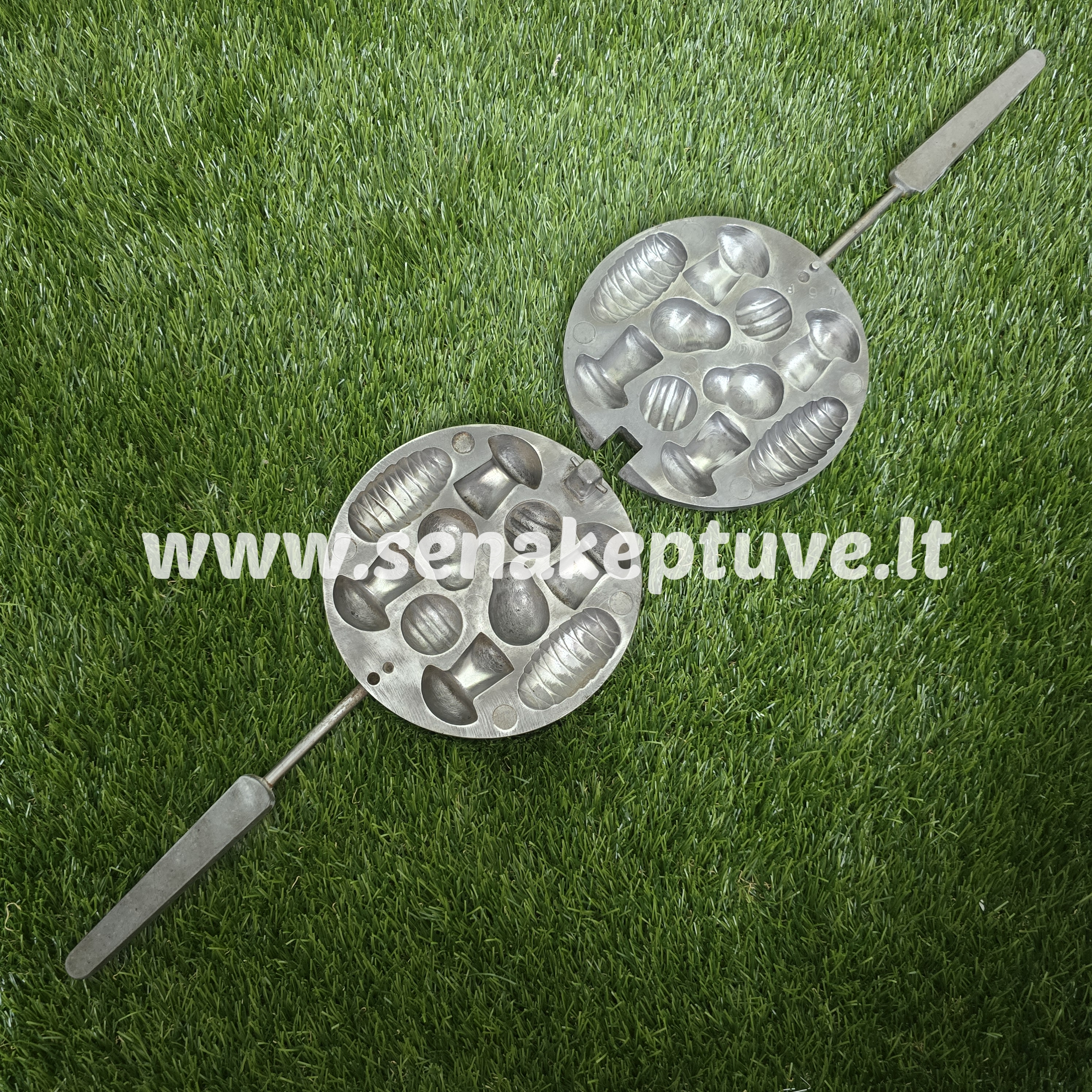 Senovinė asorti (2 kankorėžiai, 4 grybukai, 2 kriaušės, 2 riešutėliai) keptuvė