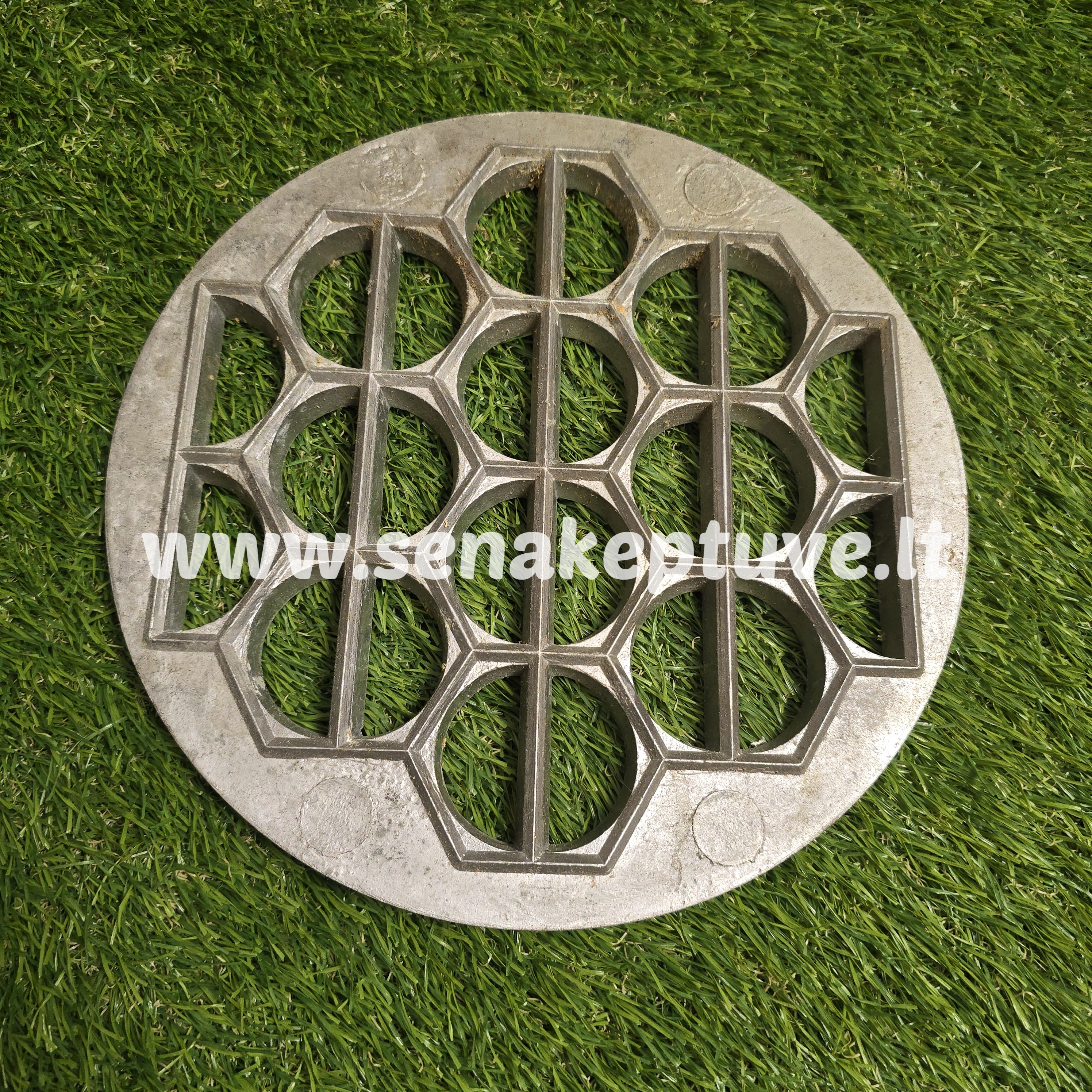 Senovinė koldūnų kepimo forma