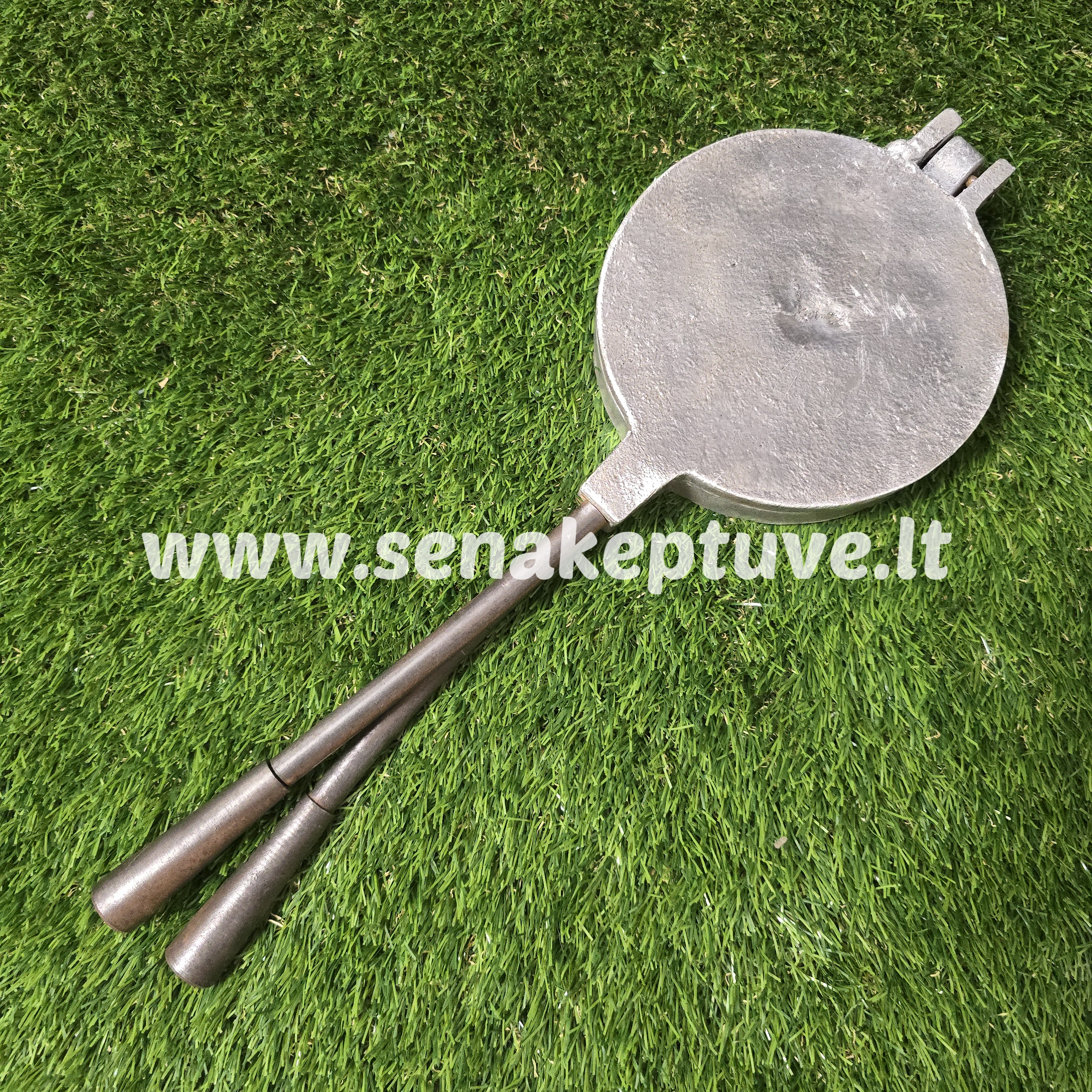 Senovinė riešutėlių keptuvė