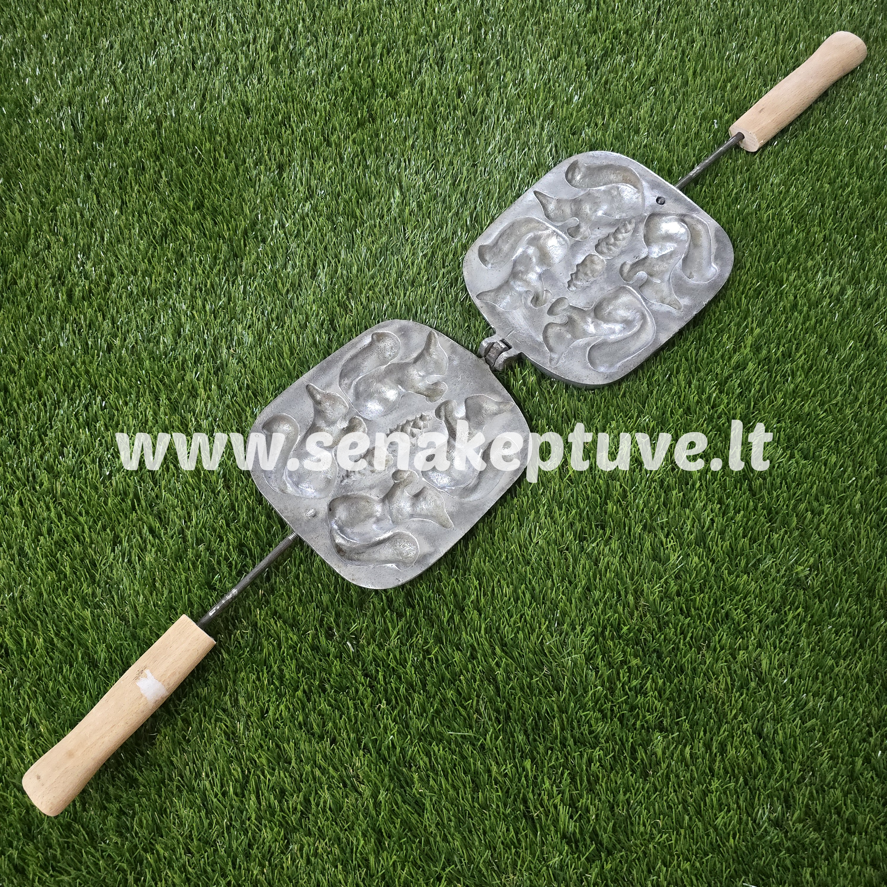 Senovinė asorti (4 voveraitės ir 2 kankorėžiai) keptuvė