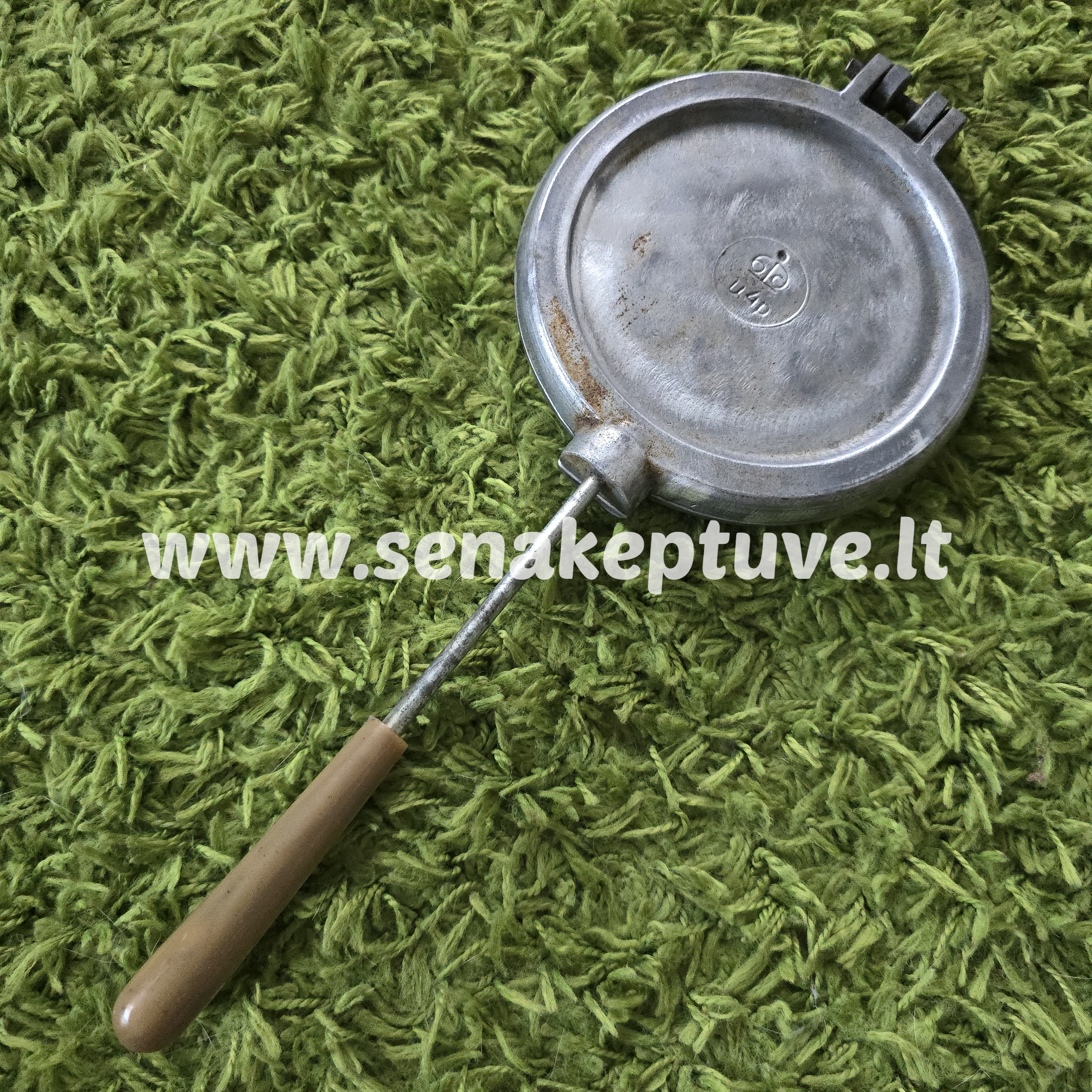 Senovinė riešutėlių keptuvė