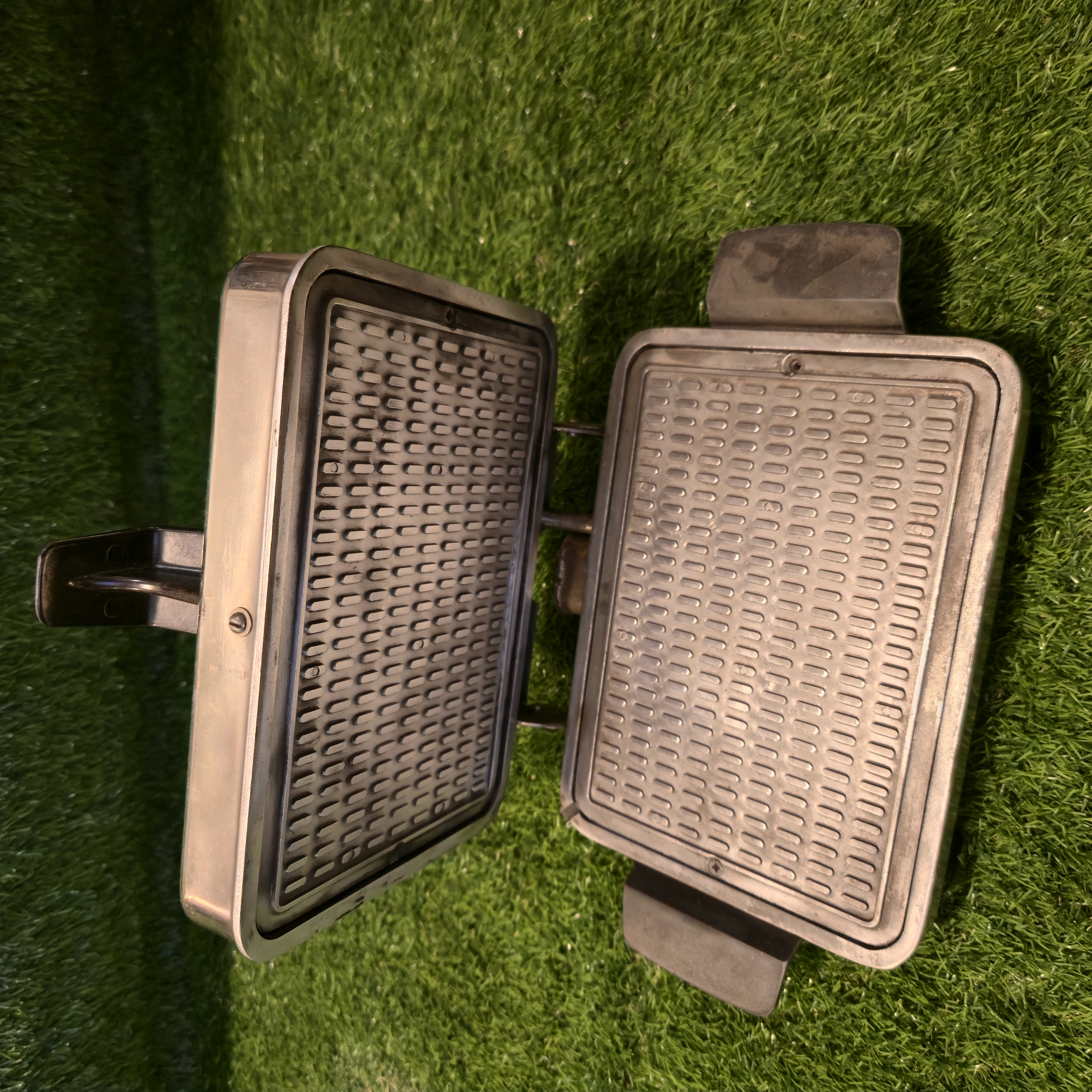 Senovinė elektrinė vaflinė su laidu