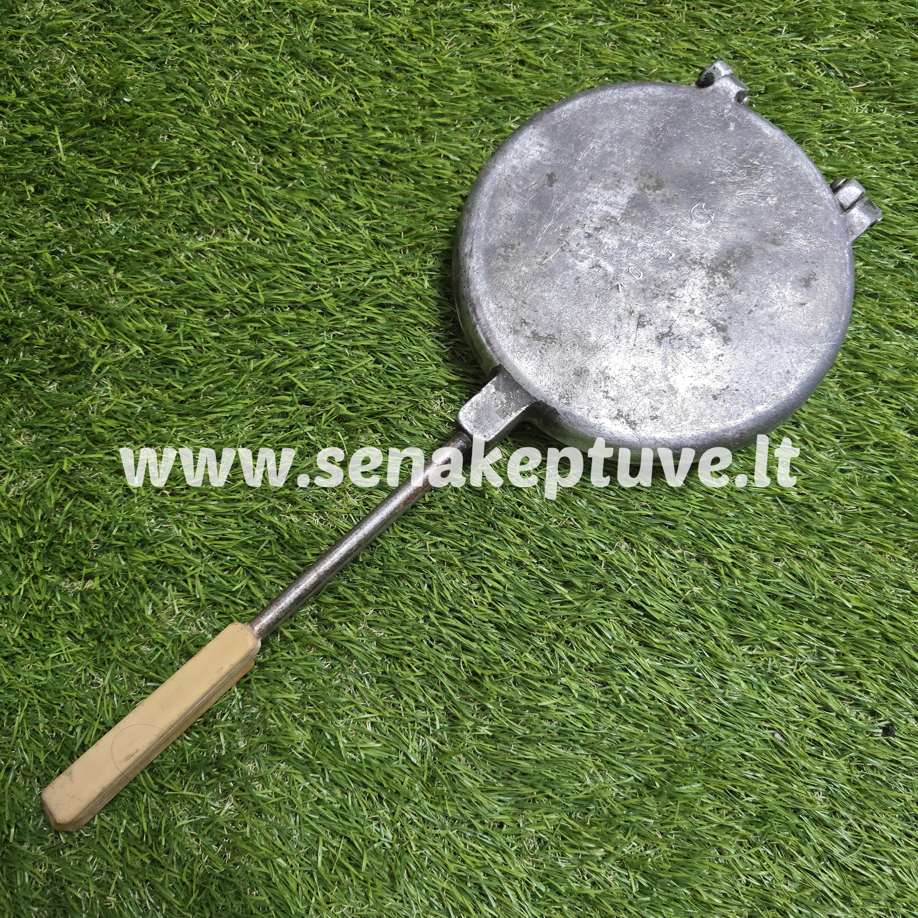 Senovinė asorti (2 gilės, 2 grybukai, 2 kriaušės, 2 kriauklytės, 2 gėlytės ir 2 kankorėžiai) keptuvė