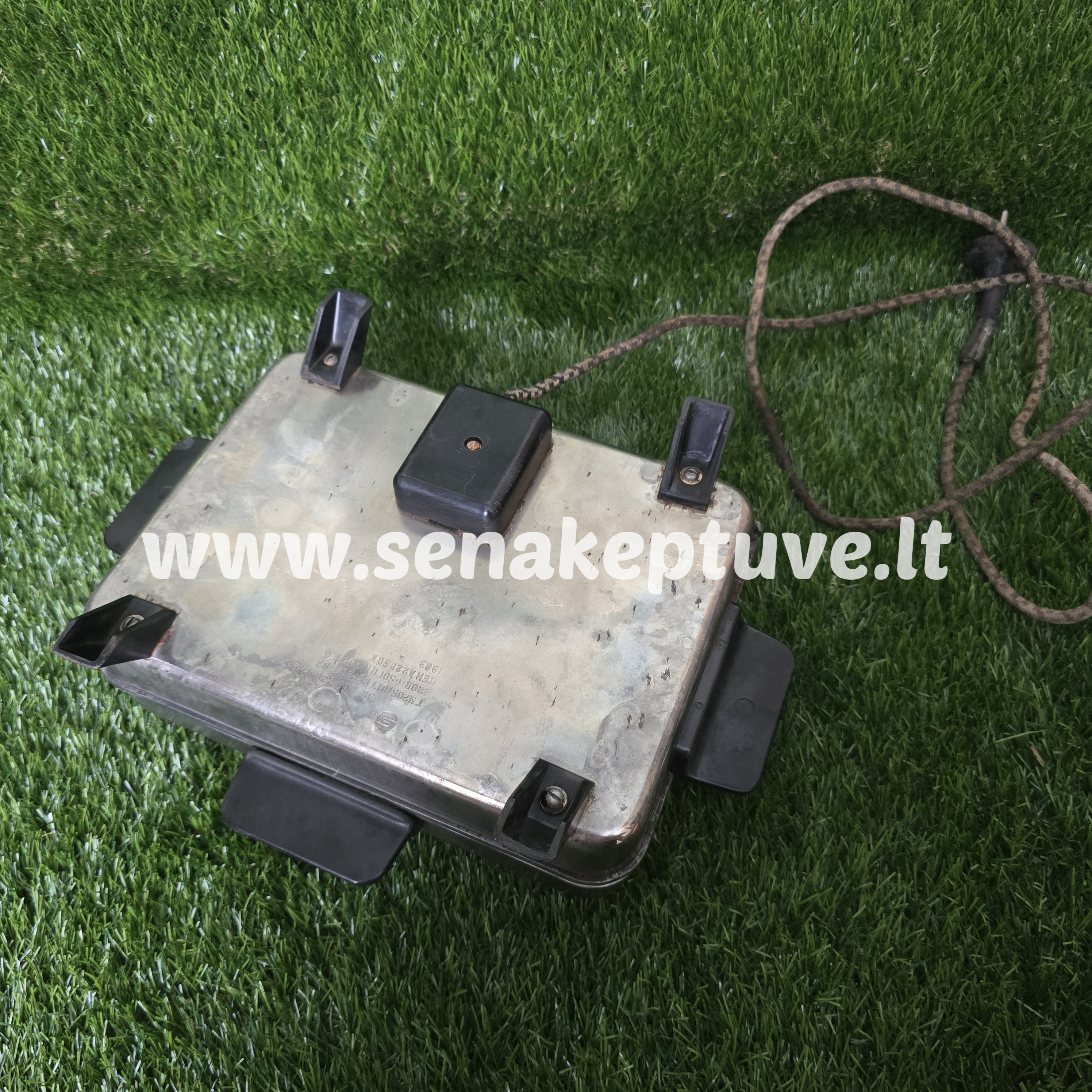 Senovinė elektrinė vaflinė su laidu (nuskilęs karščio reguliatorius)