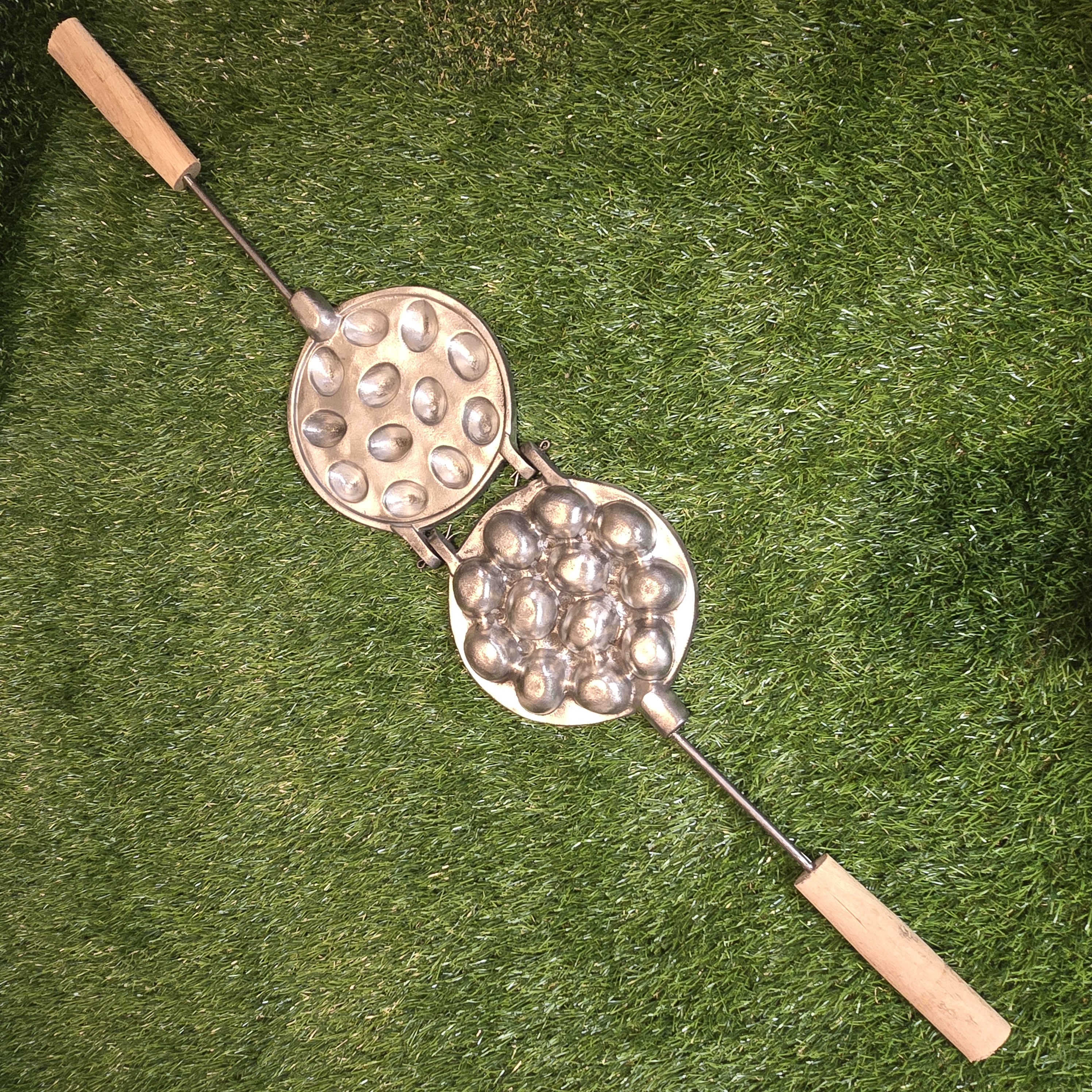 Senovinė riešutėlių keptuvė