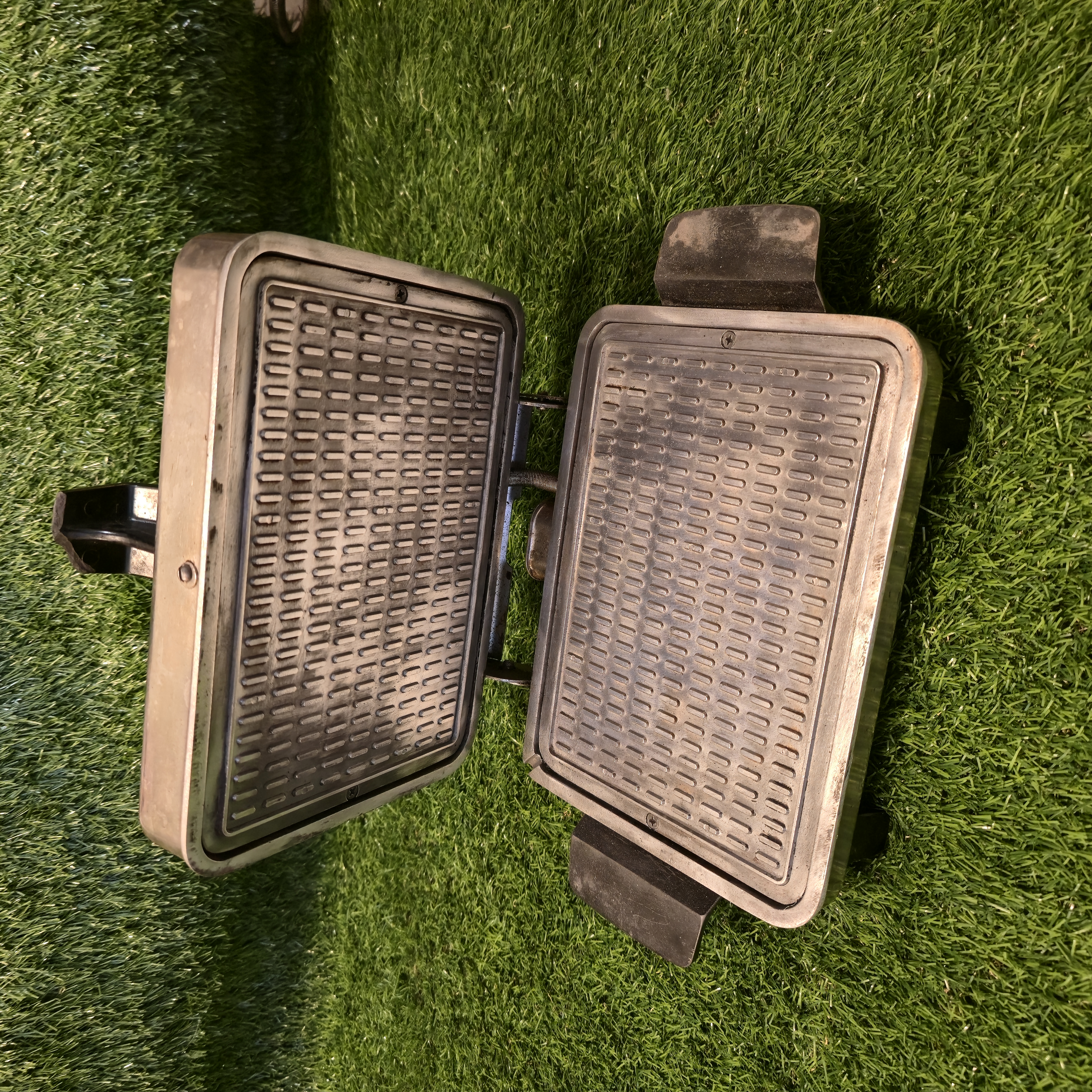 Senovinė elektrinė vaflinė su laidu (nuskilusi viršutinė rankena)