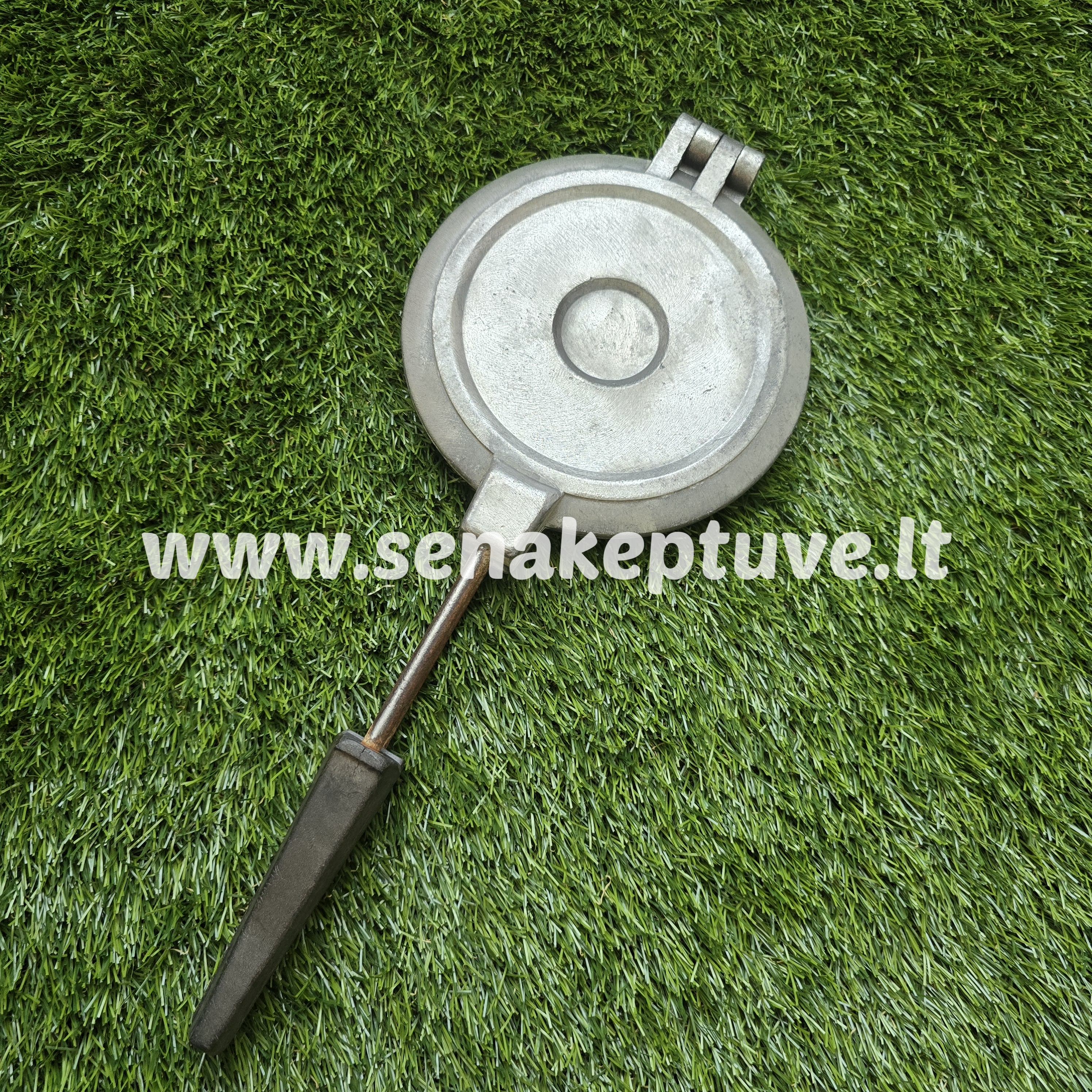 Senovinė riešutėlių keptuvė