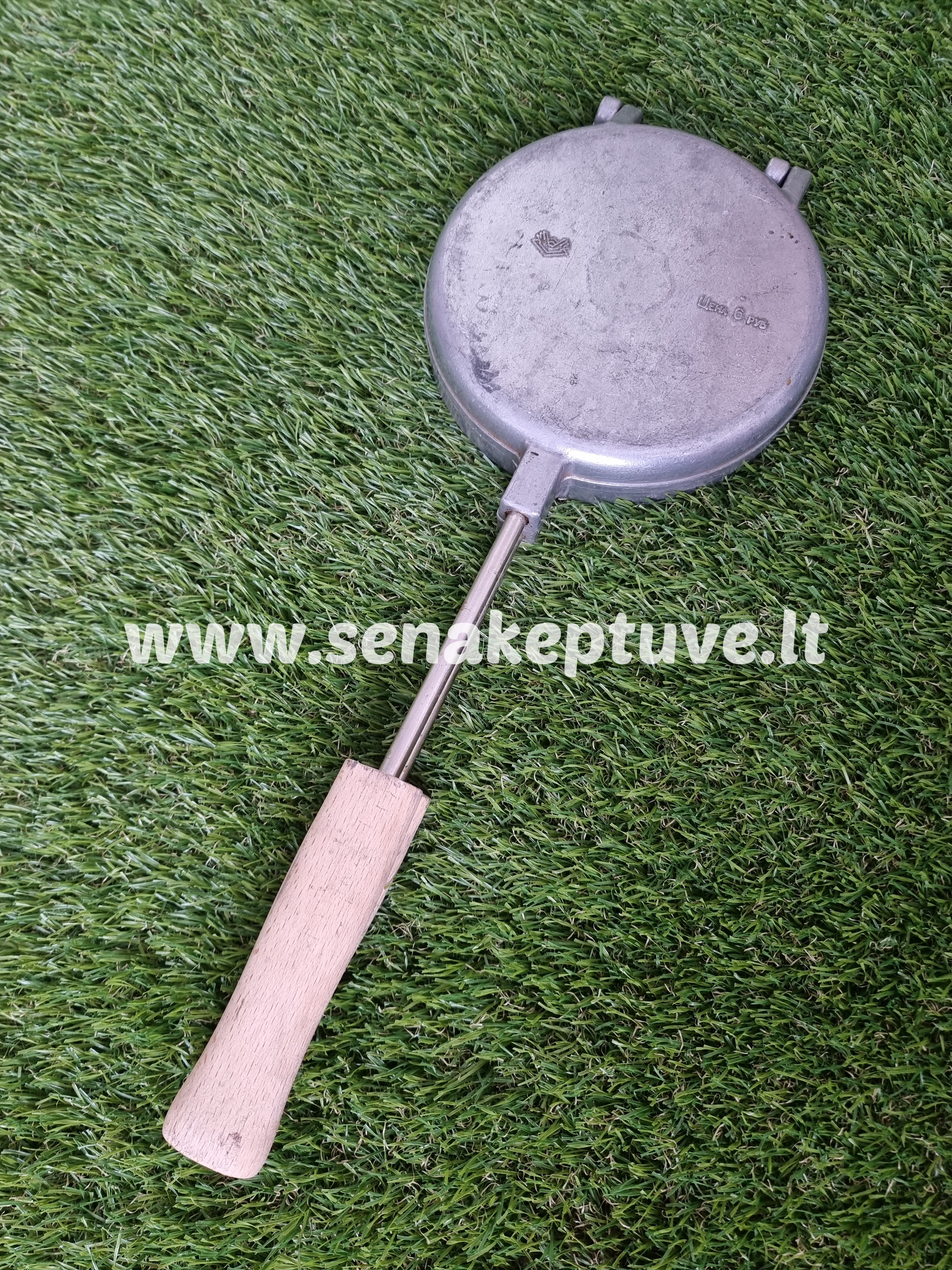 Senovinė asorti (2 gilės, 2 grybukai, 2 kriaušės, 2 kriauklytės, 2 gėlytės ir 2 kankorėžiai) keptuvė