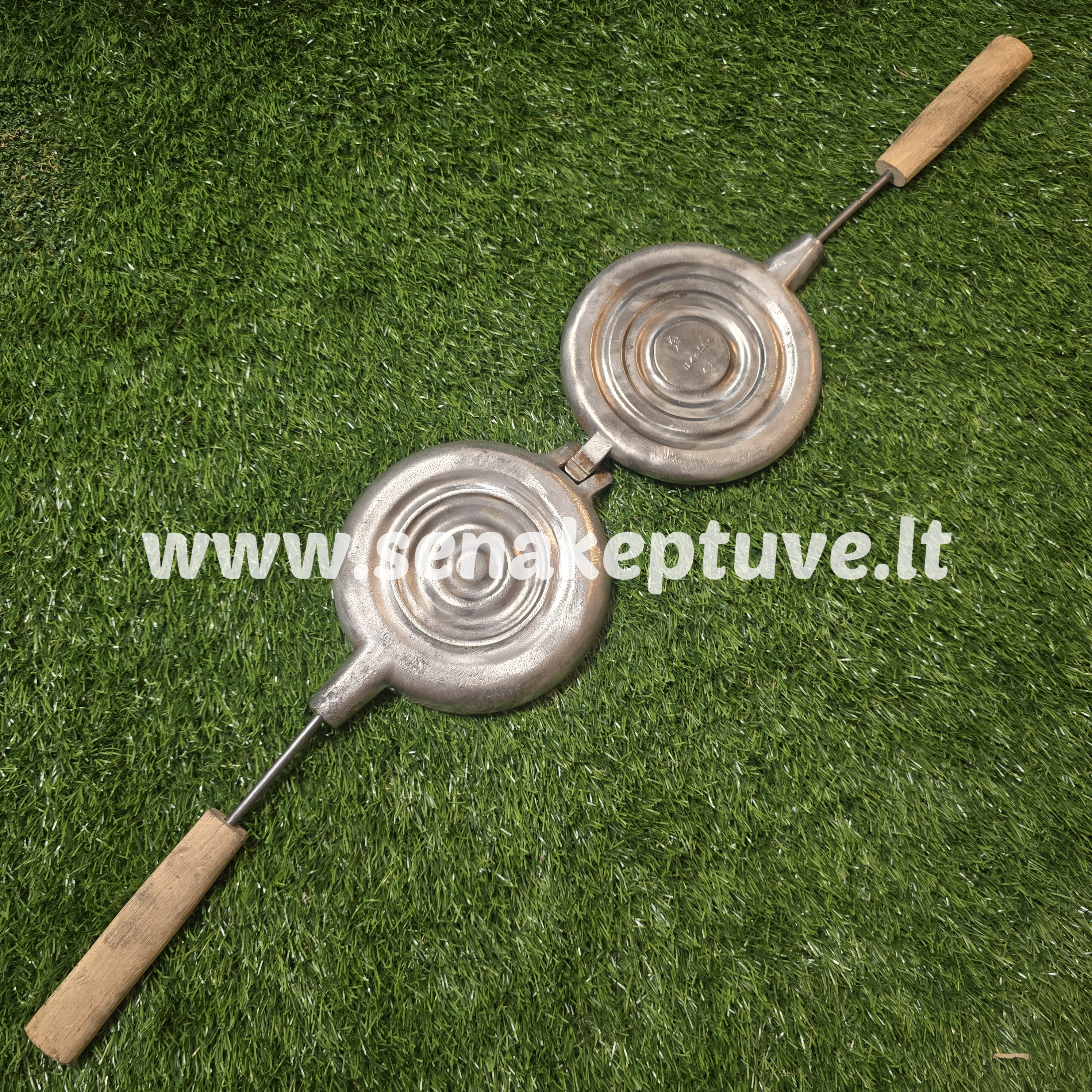 Senovinė riešutėlių keptuvė