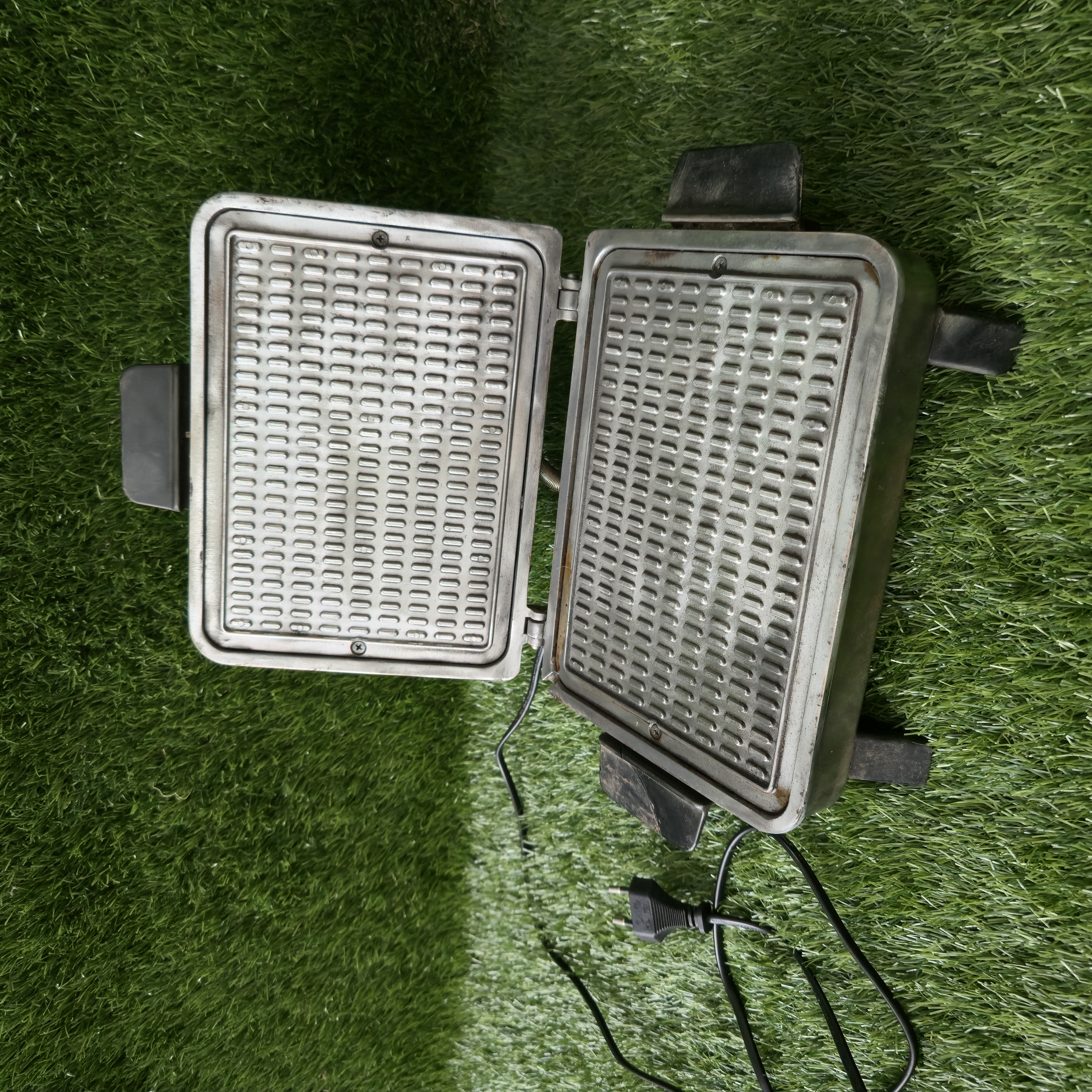 Senovinė elektrinė vaflinė su laidu (suklijuota rankenėlė)