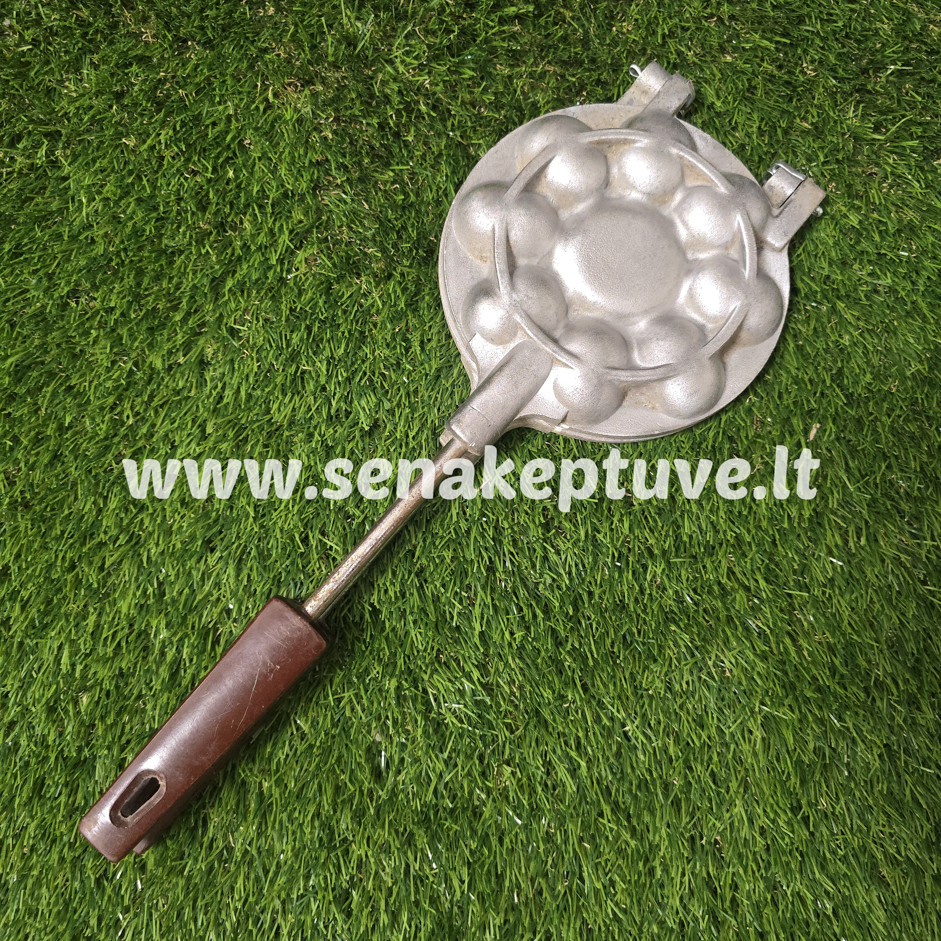 Senovinė riešutėlių keptuvė