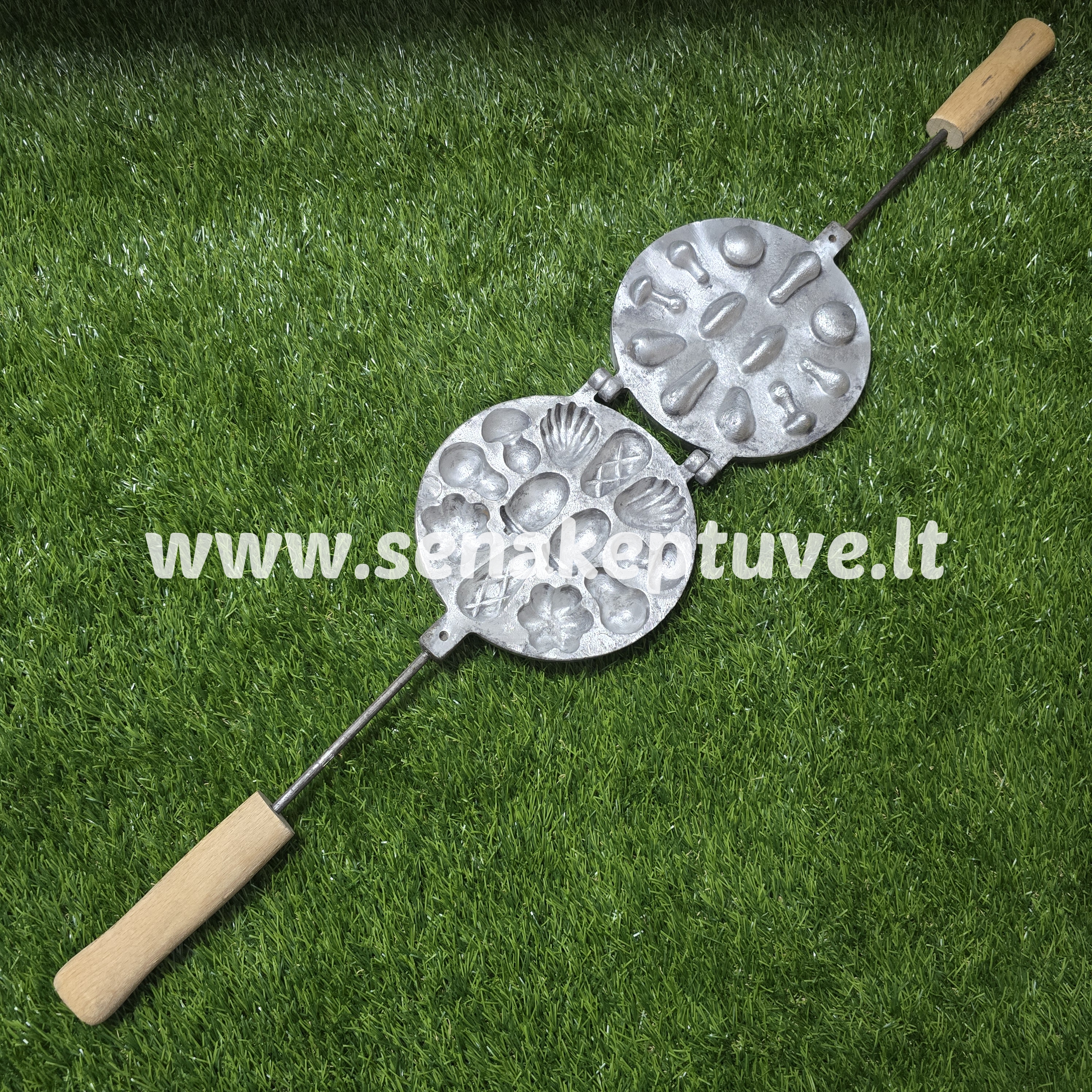 Senovinė asorti (2 gilės, 2 grybukai, 2 kriaušės, 2 kriauklytės, 2 gėlytės ir 2 kankorėžiai) keptuvė