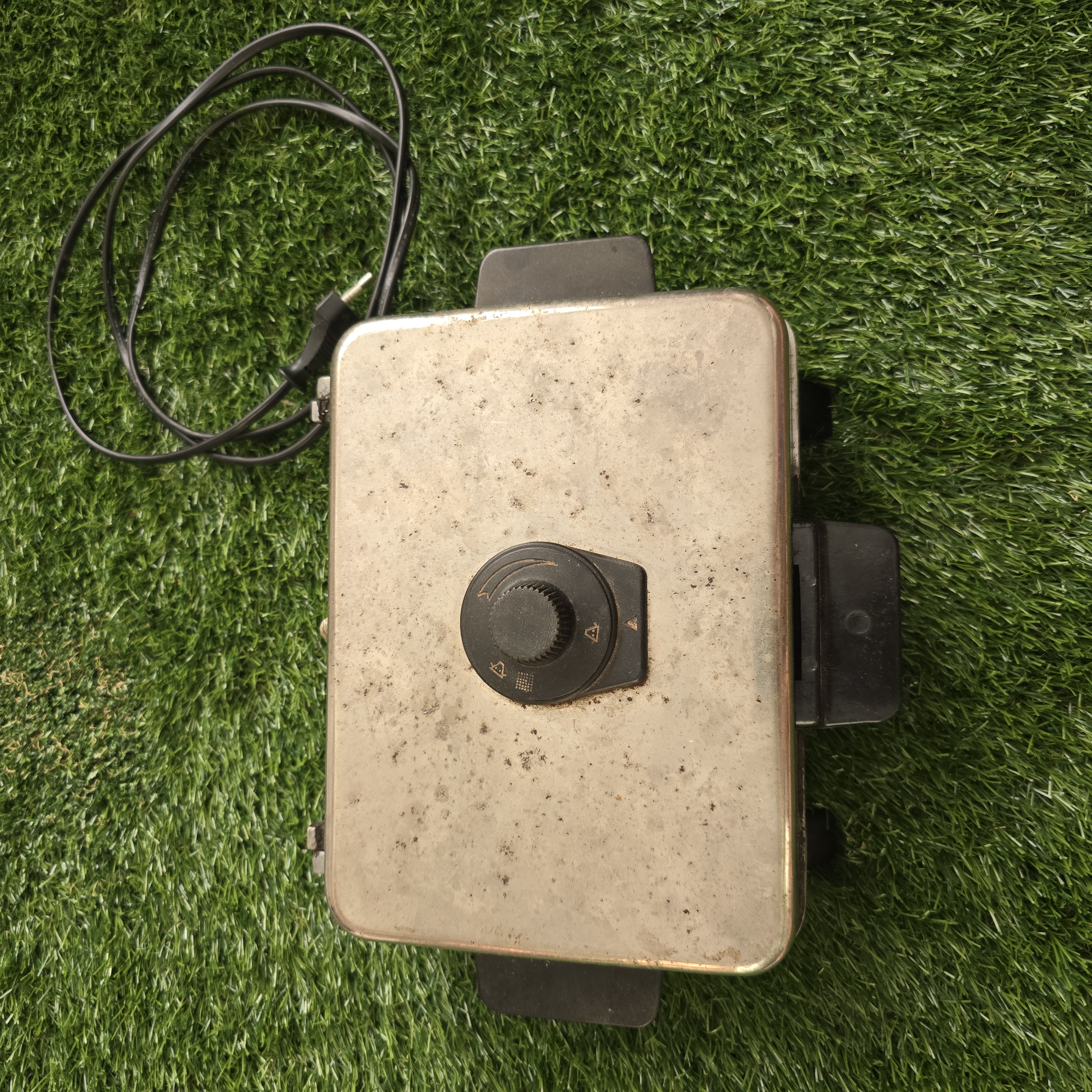 Senovinė elektrinė vaflinė su laidu