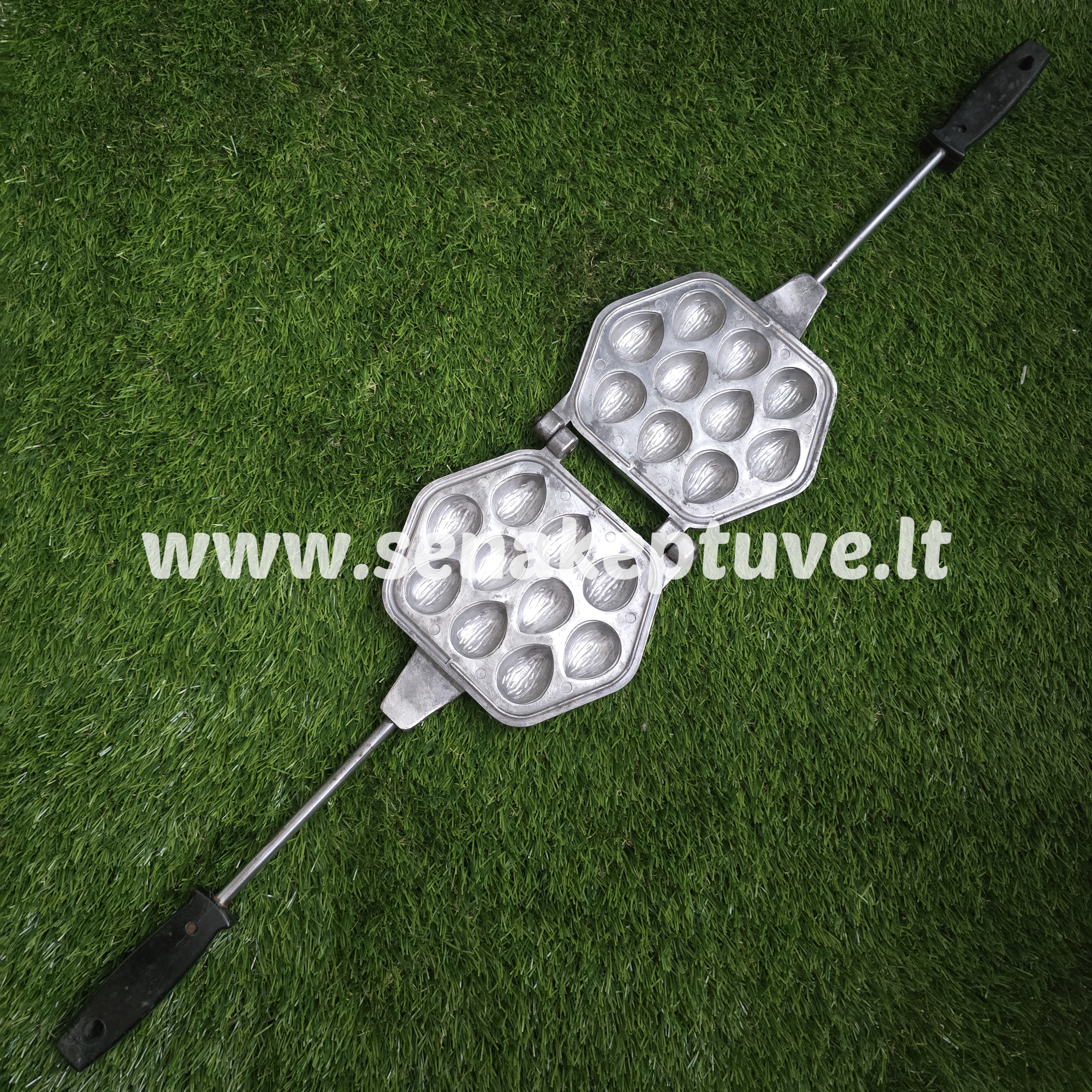 Senovinė riešutėlių keptuvė