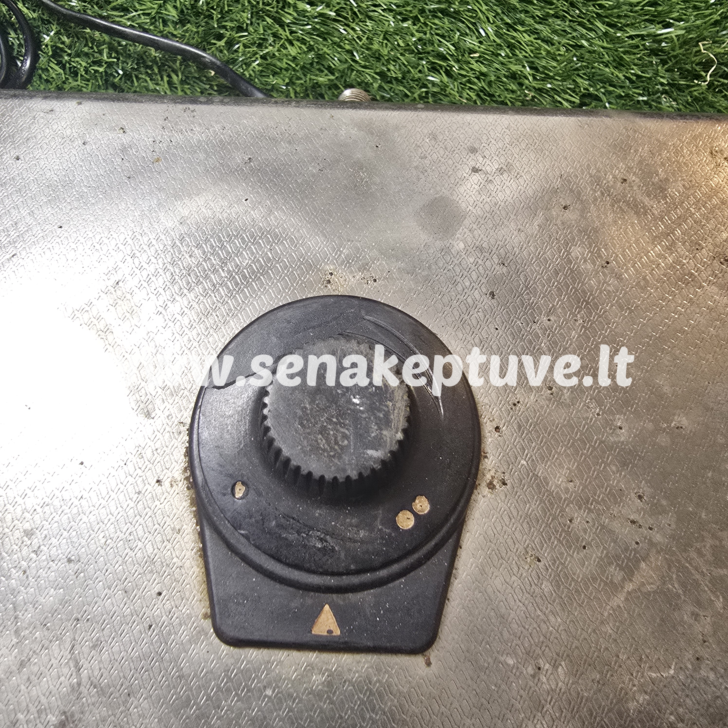 Senovinė elektrinė vaflinė su laidu (nuskilęs karščio reguliatorius)