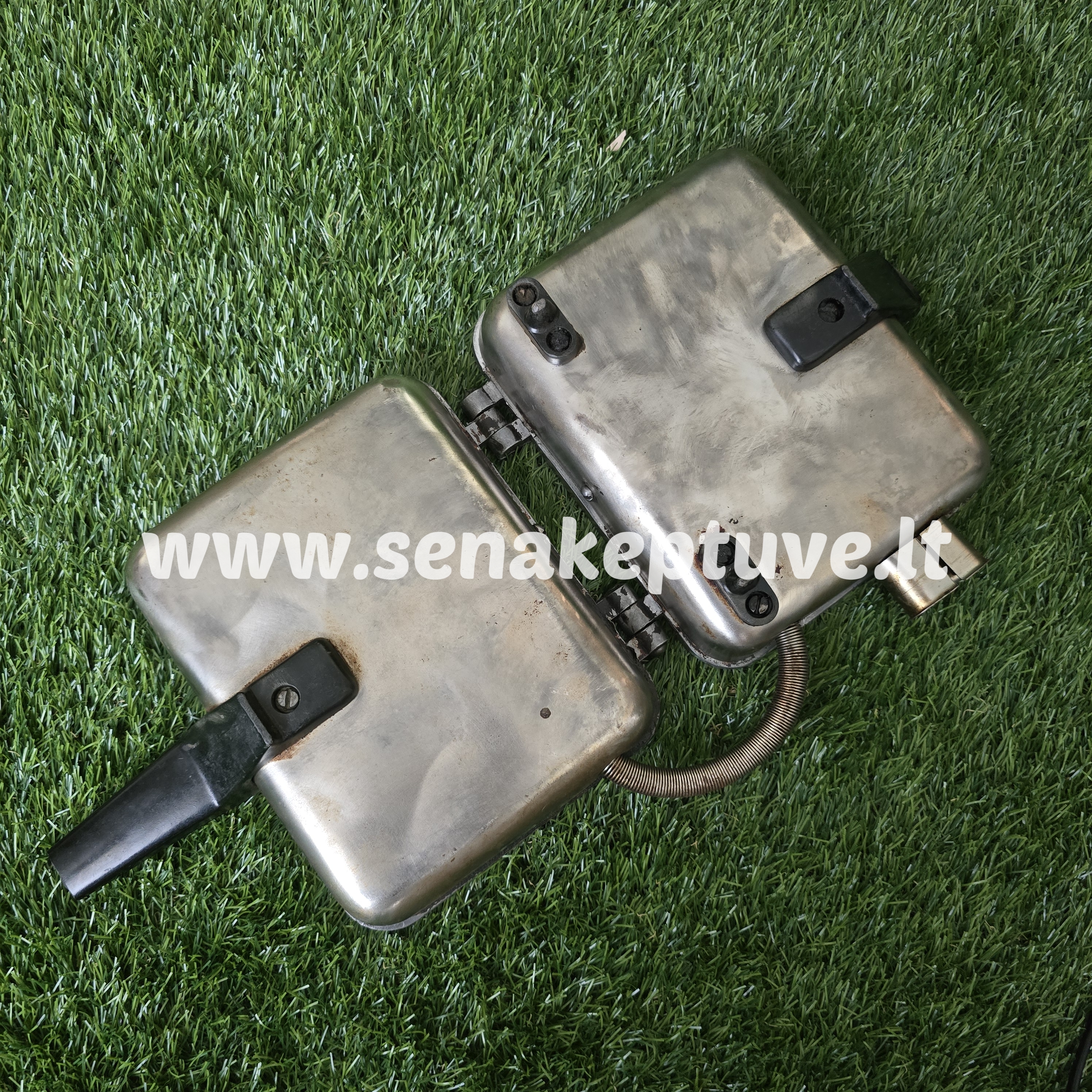 Senovinė elektrinė vaflinė su laidu (nėra apatinės, bei nuskilęs viršutines rankenos galas)