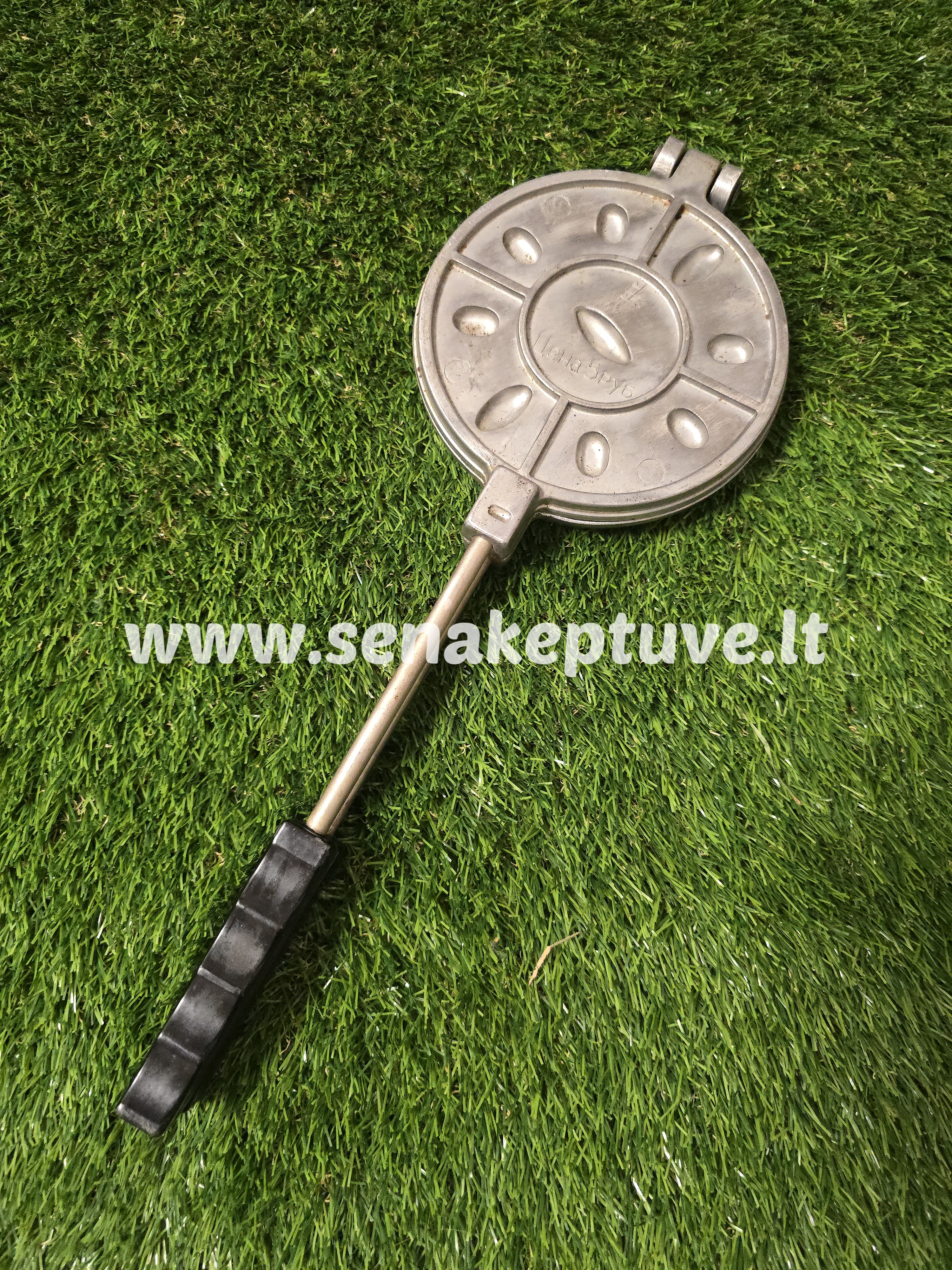 Senovinė asorti (2 grybukai, 1 kankorėžis, 6 riešutėliai) keptuvė