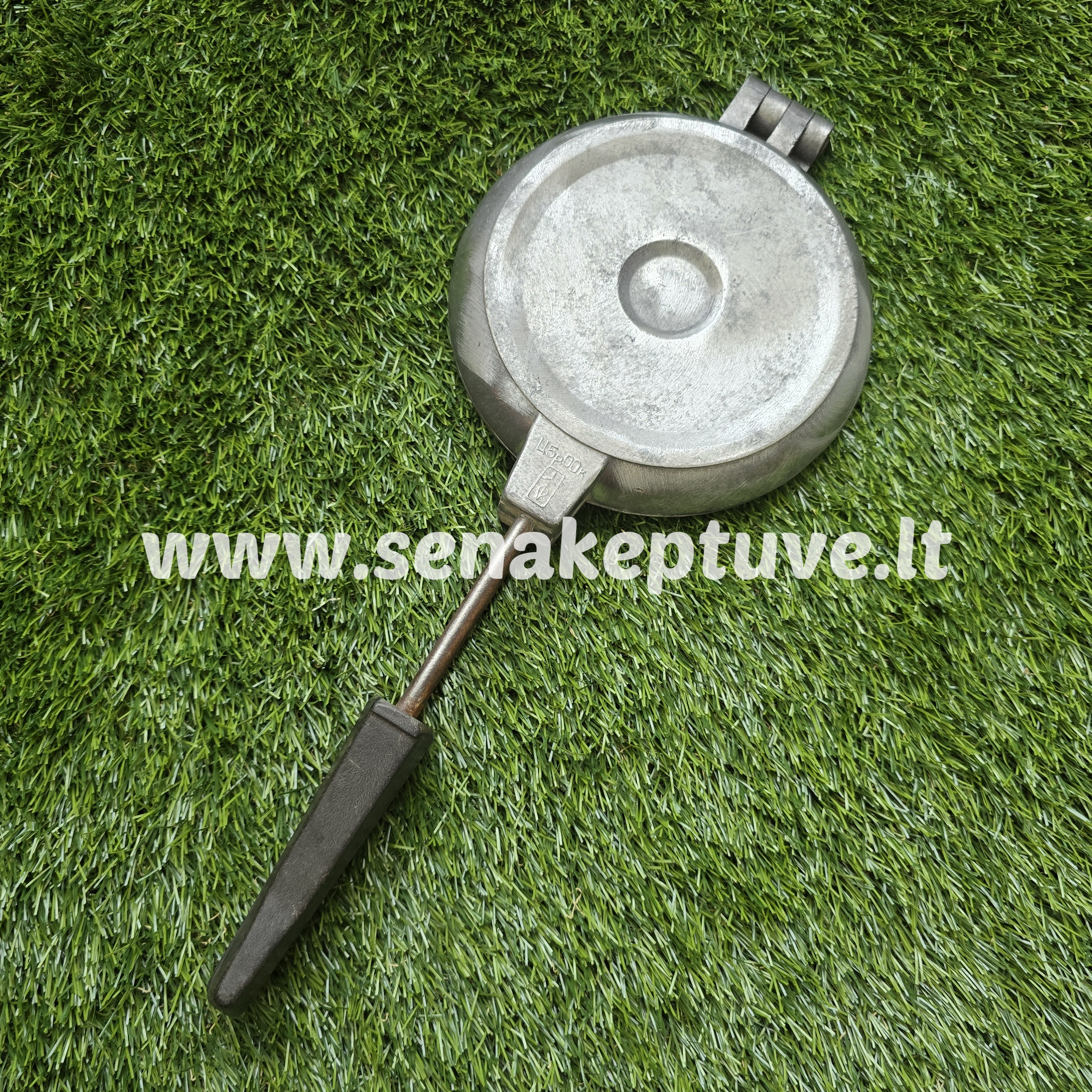 Senovinė riešutėlių keptuvė