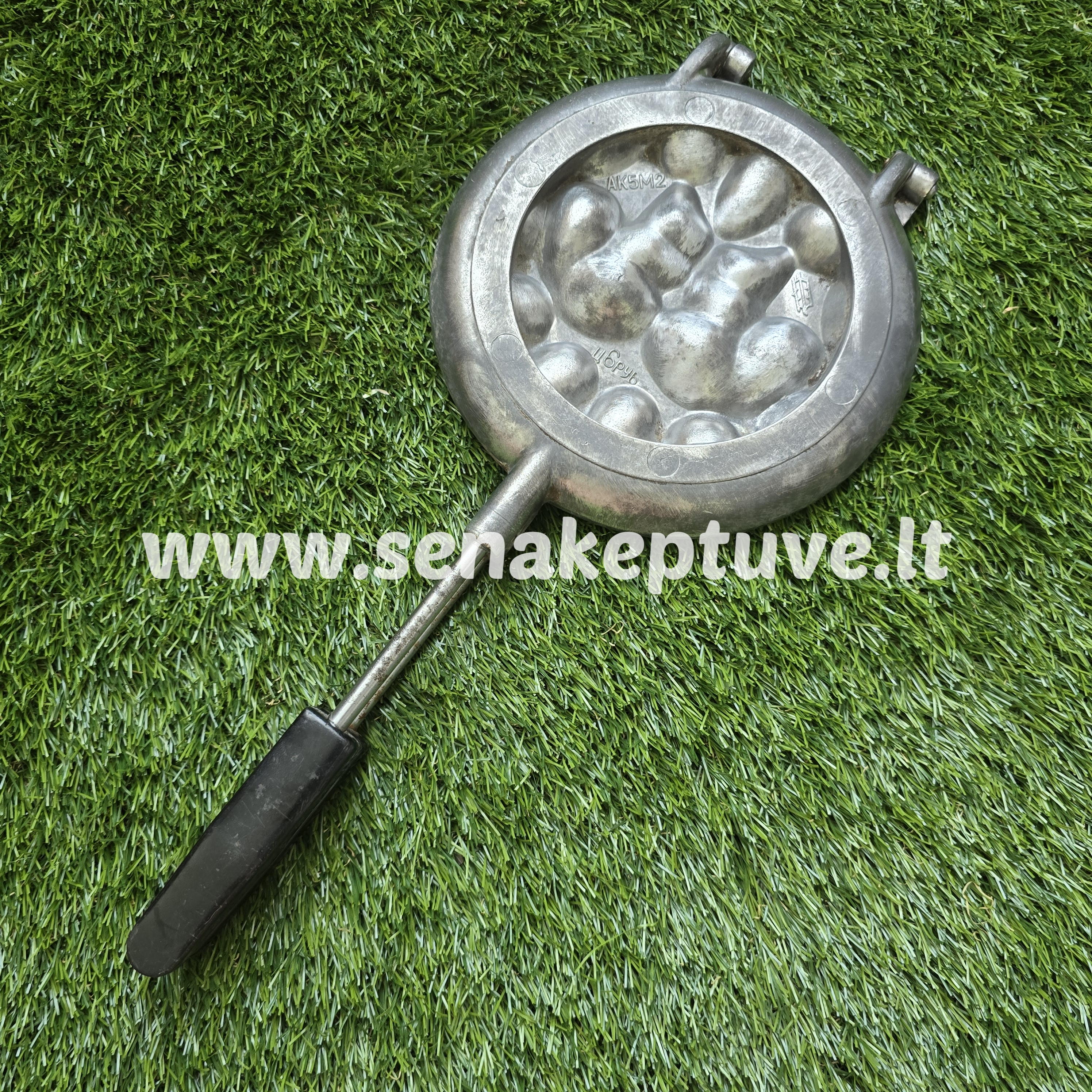 Senovinė asorti (2 voveraitės, 1 kankorėžis, 2 grybukai, 8 riešutėliai) keptuvė