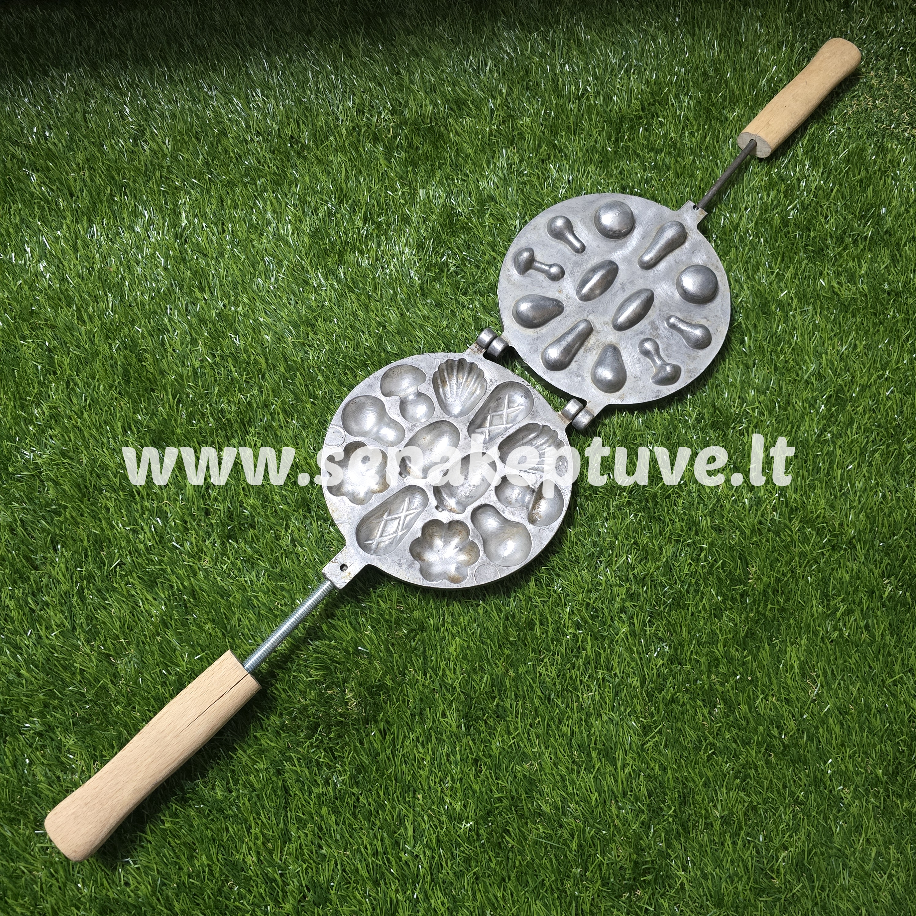 Senovinė asorti (2 gilės, 2 grybukai, 2 kriaušės, 2 kriauklytės, 2 gėlytės ir 2 kankorėžiai) keptuvė