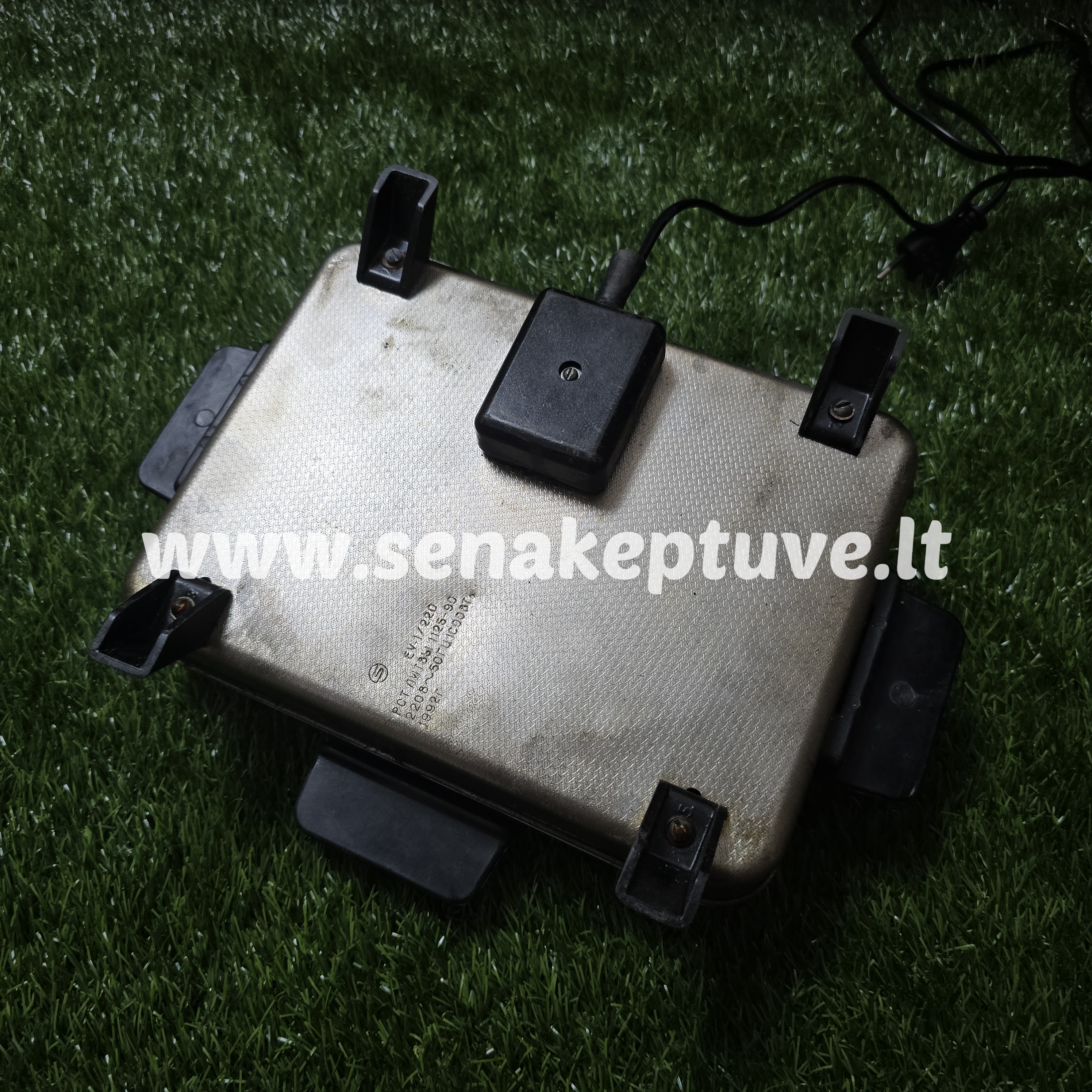 Senovinė elektrinė vaflinė su laidu