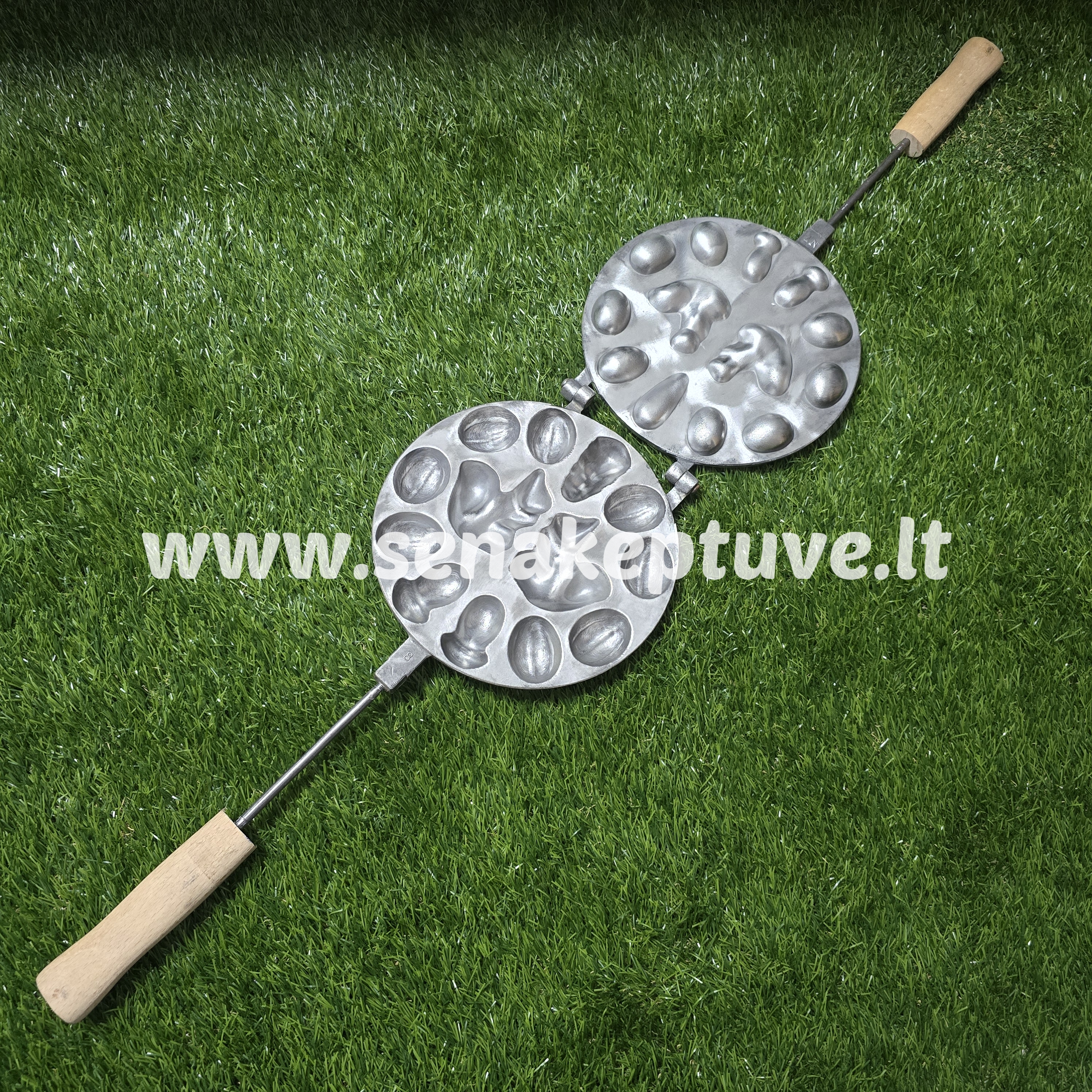 Senovinė asorti (2 voveraitės, 1 kankorėžis, 2 grybukai, 8 riešutėliai) keptuvė