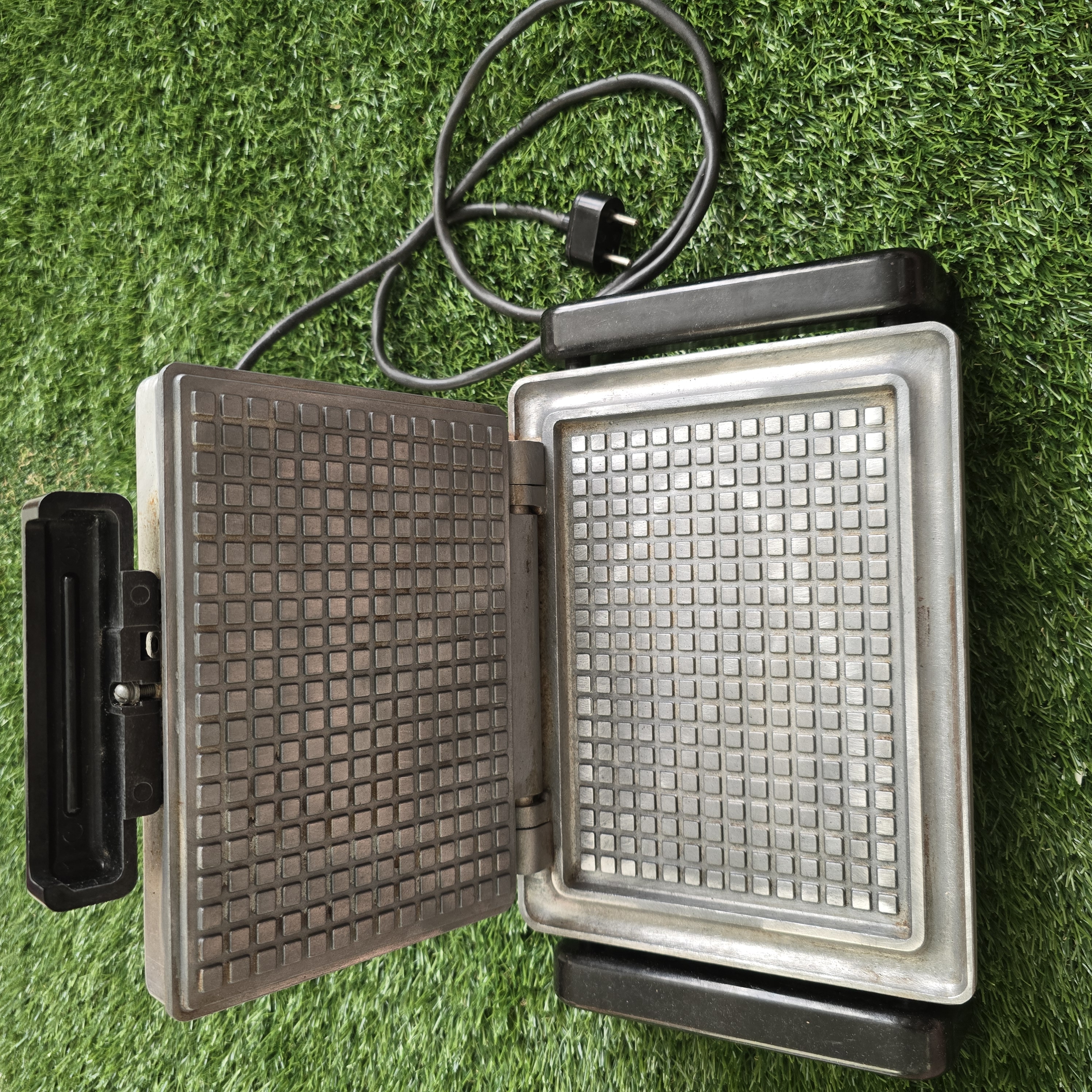 Senovinė elektrinė vaflinė su laidu ploniems vafliams