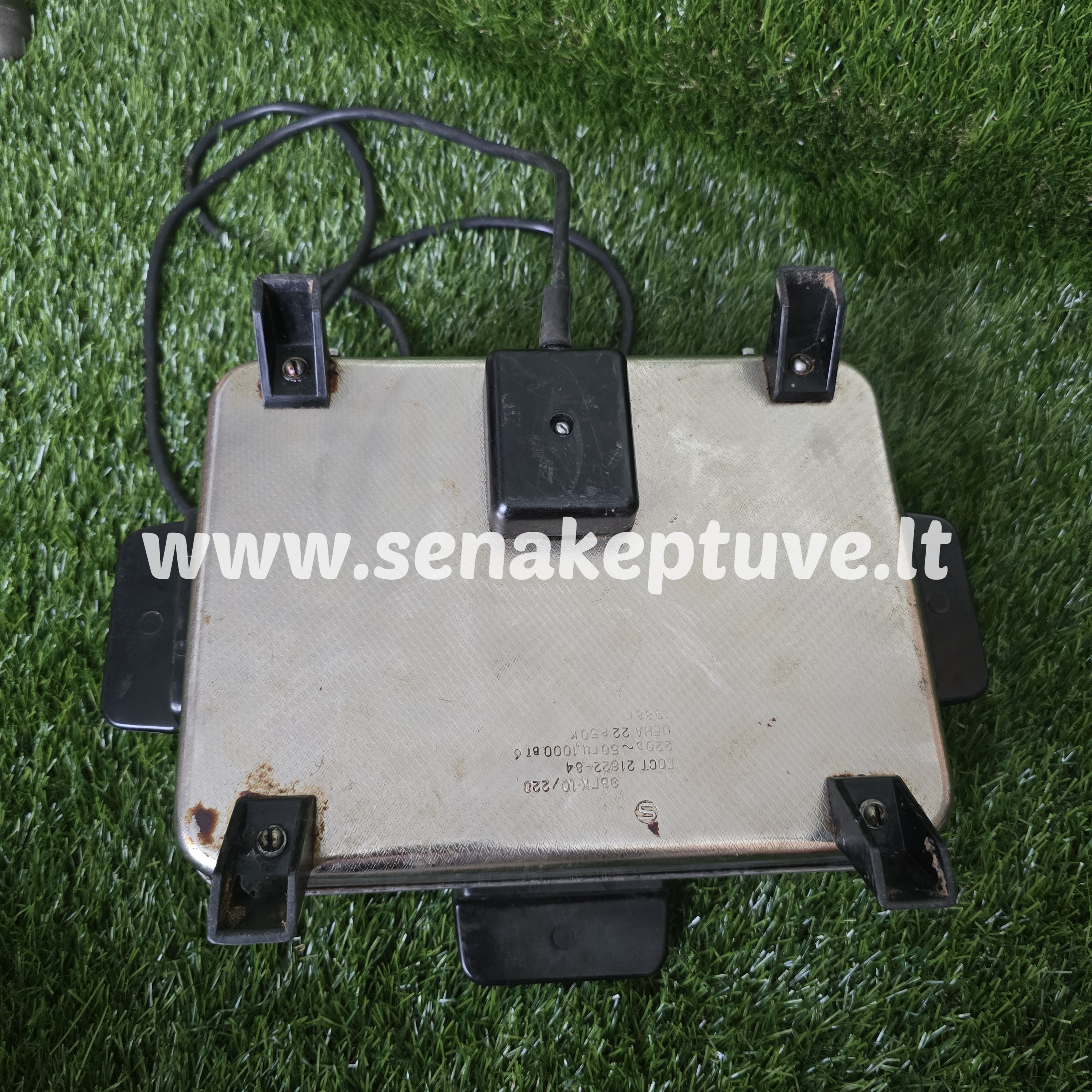 Senovinė elektrinė vaflinė su laidu (nuskilęs karščio reguliatorius)