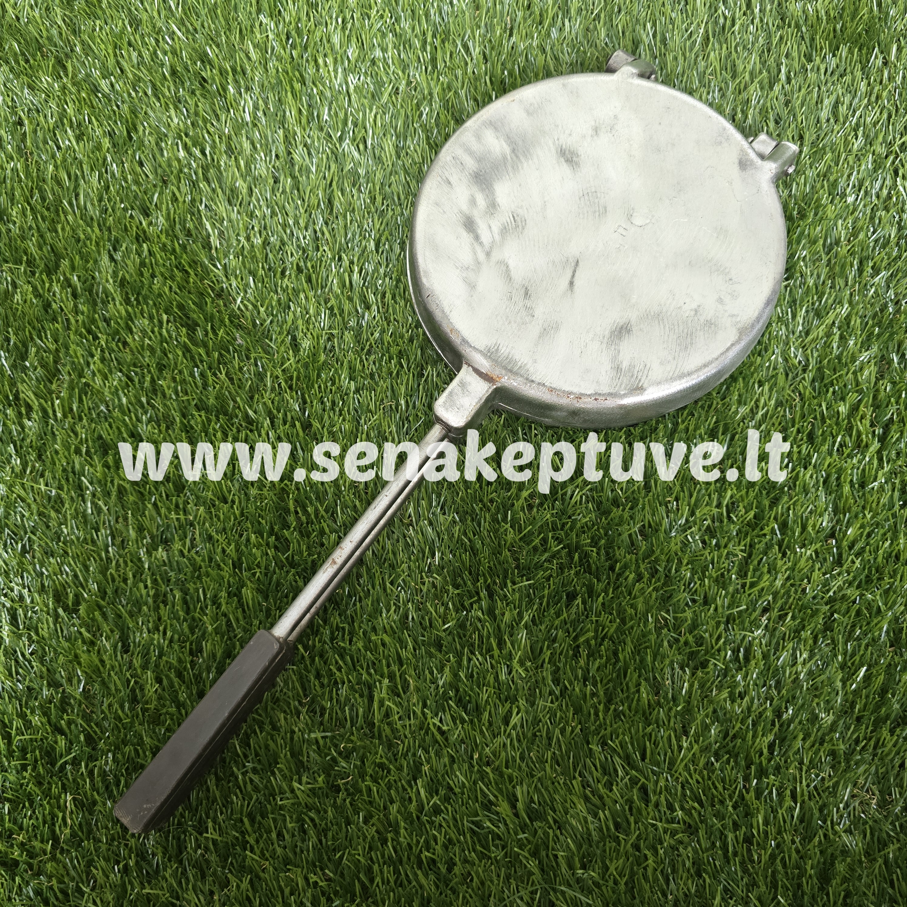 Senovinė asorti (2 gilės, 2 grybukai, 2 kriaušės, 2 kriauklytės, 2 gėlytės ir 2 kankorėžiai) keptuvė