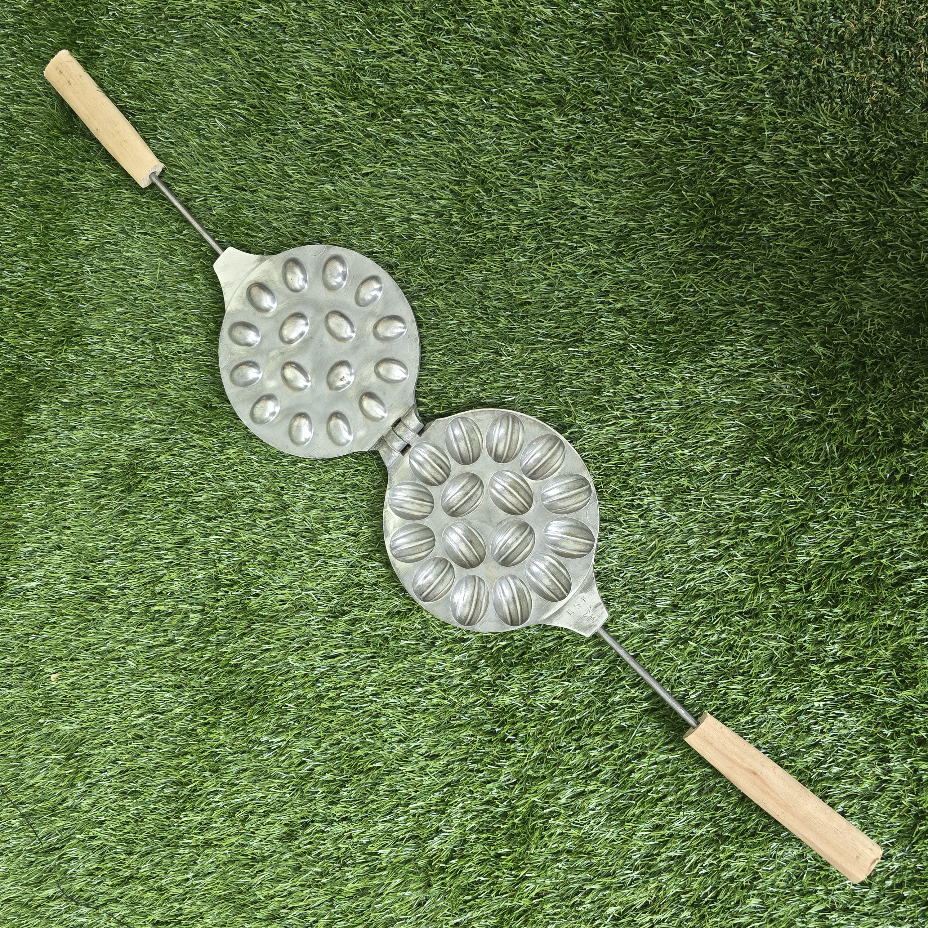 Senovinė riešutėlių keptuvė