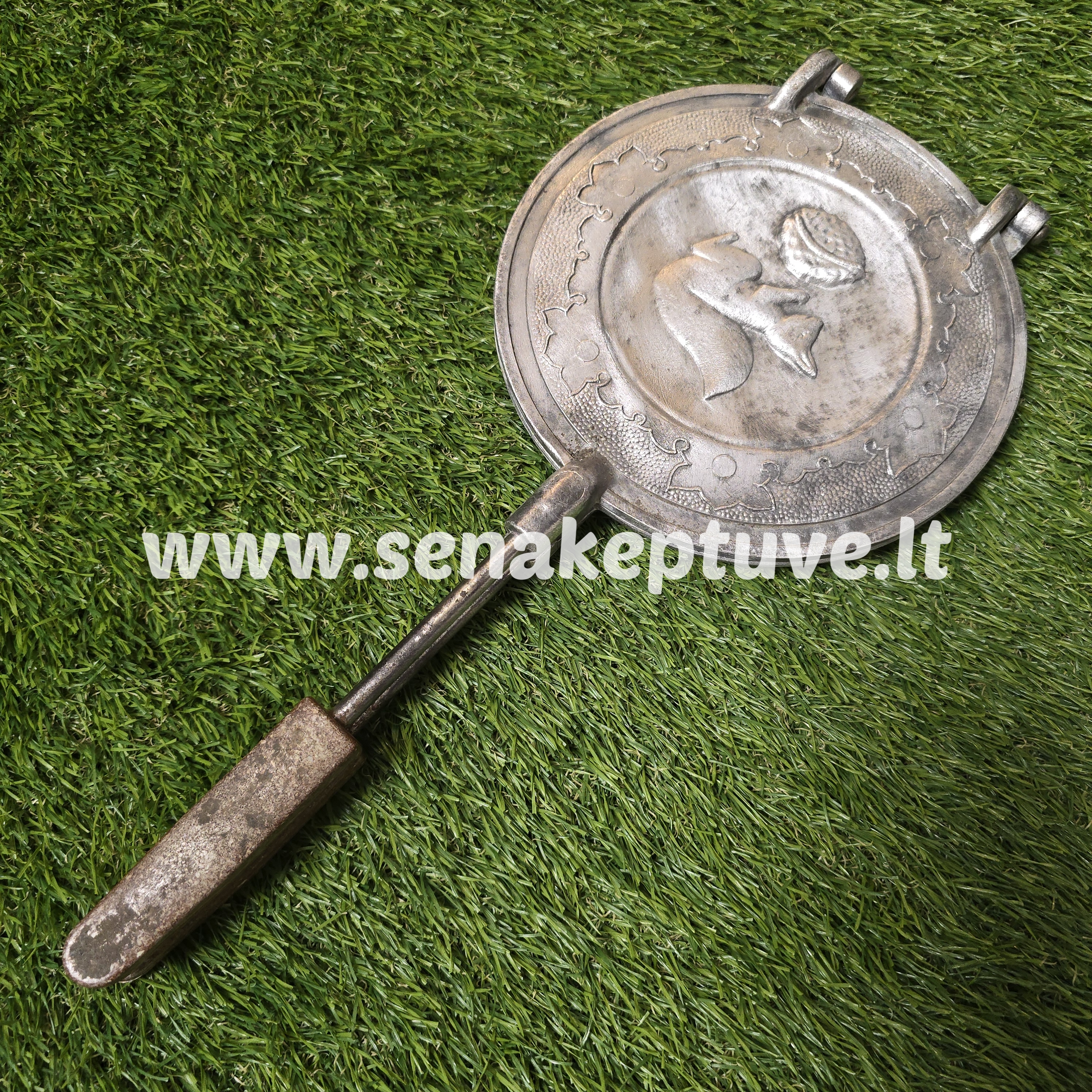 Senovinė asorti (2 voveraitės, 1 kankorėžis, 2 grybukai, 8 riešutėliai) keptuvė