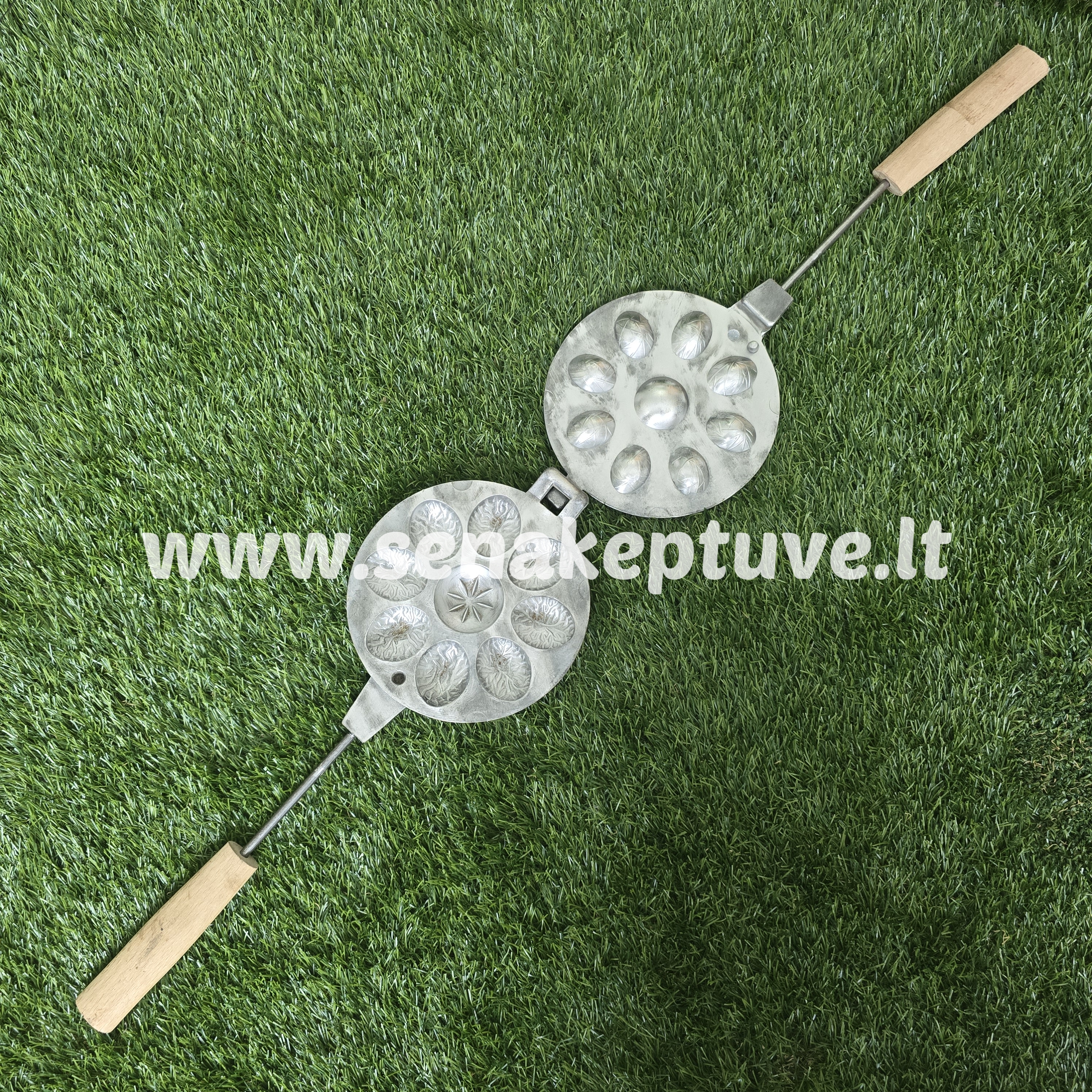 Senovinė graikinių riešutų keptuvė