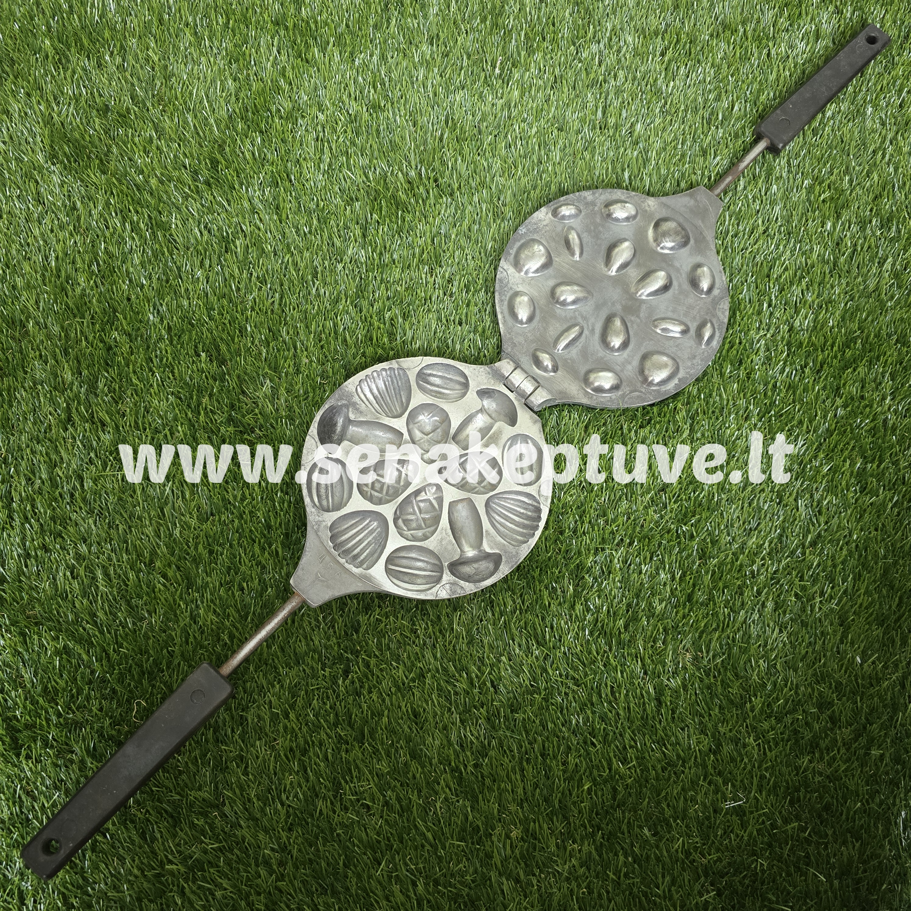 Senovinė asorti (4 kankorėžiai, 3 grybukai, 3 kriauklės, 4 riešutėliai) keptuvė