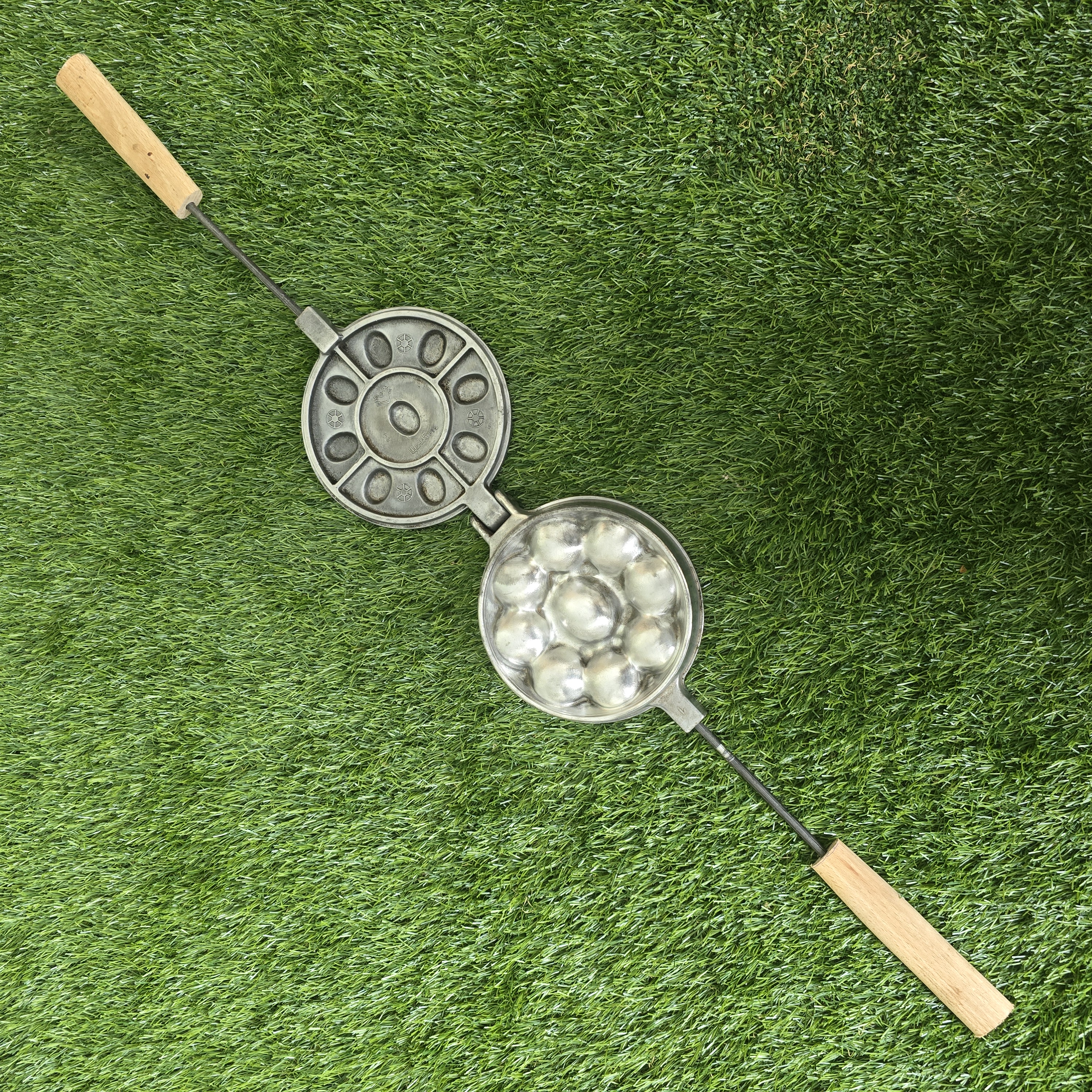 Senovinė riešutėlių keptuvė