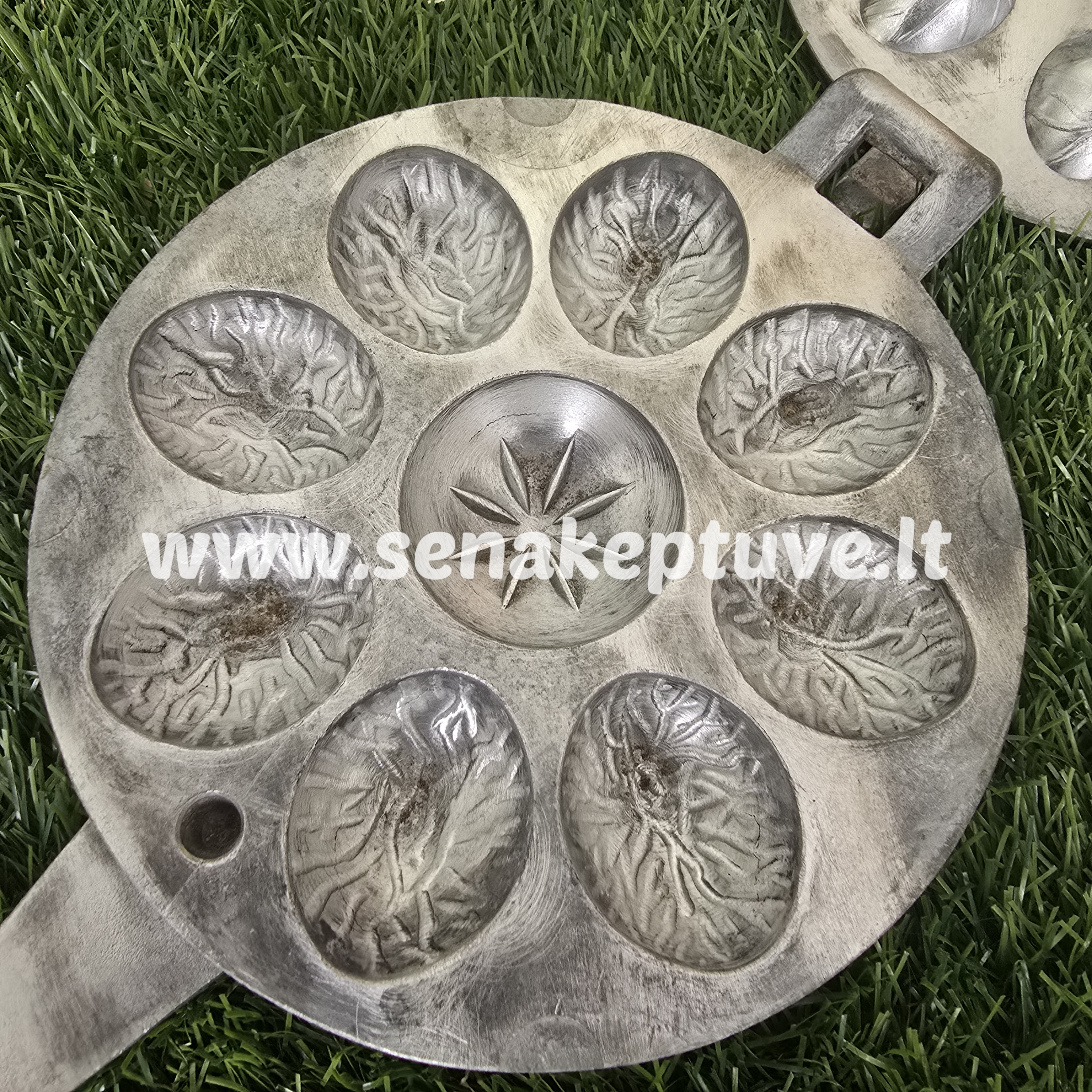 Senovinė graikinių riešutų keptuvė