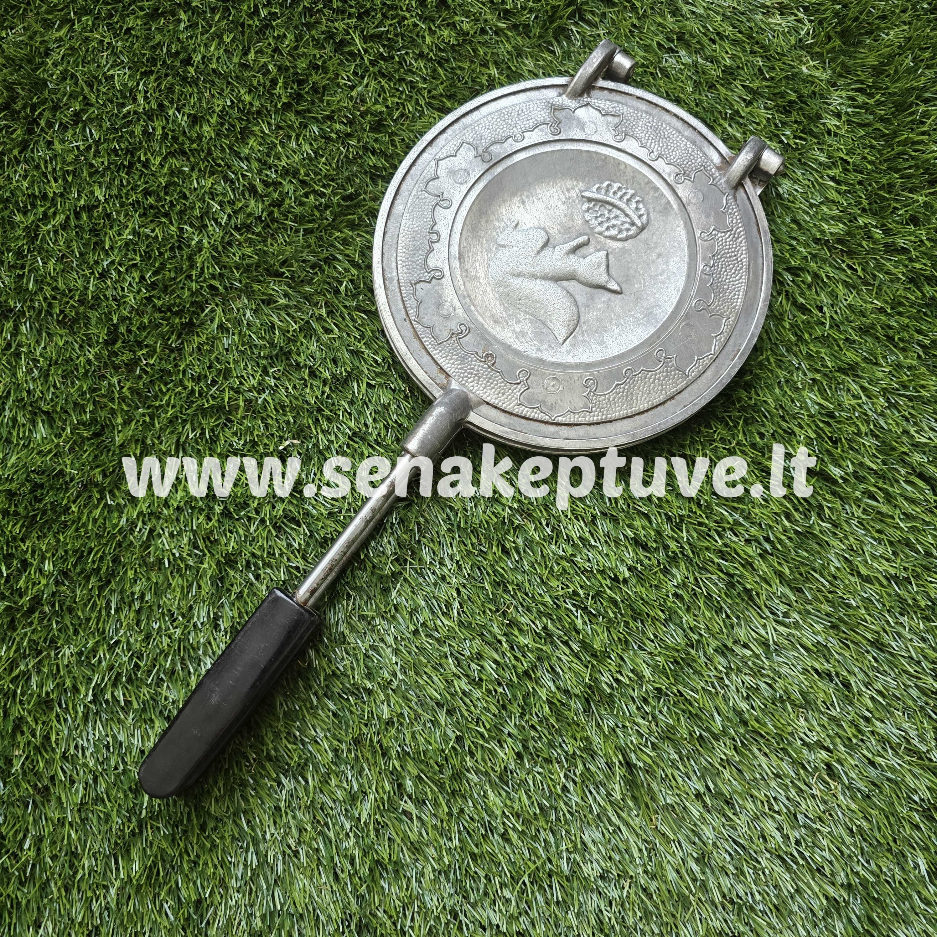 Senovinė asorti (2 voveraitės, 1 kankorėžis, 2 grybukai, 8 riešutėliai) keptuvė