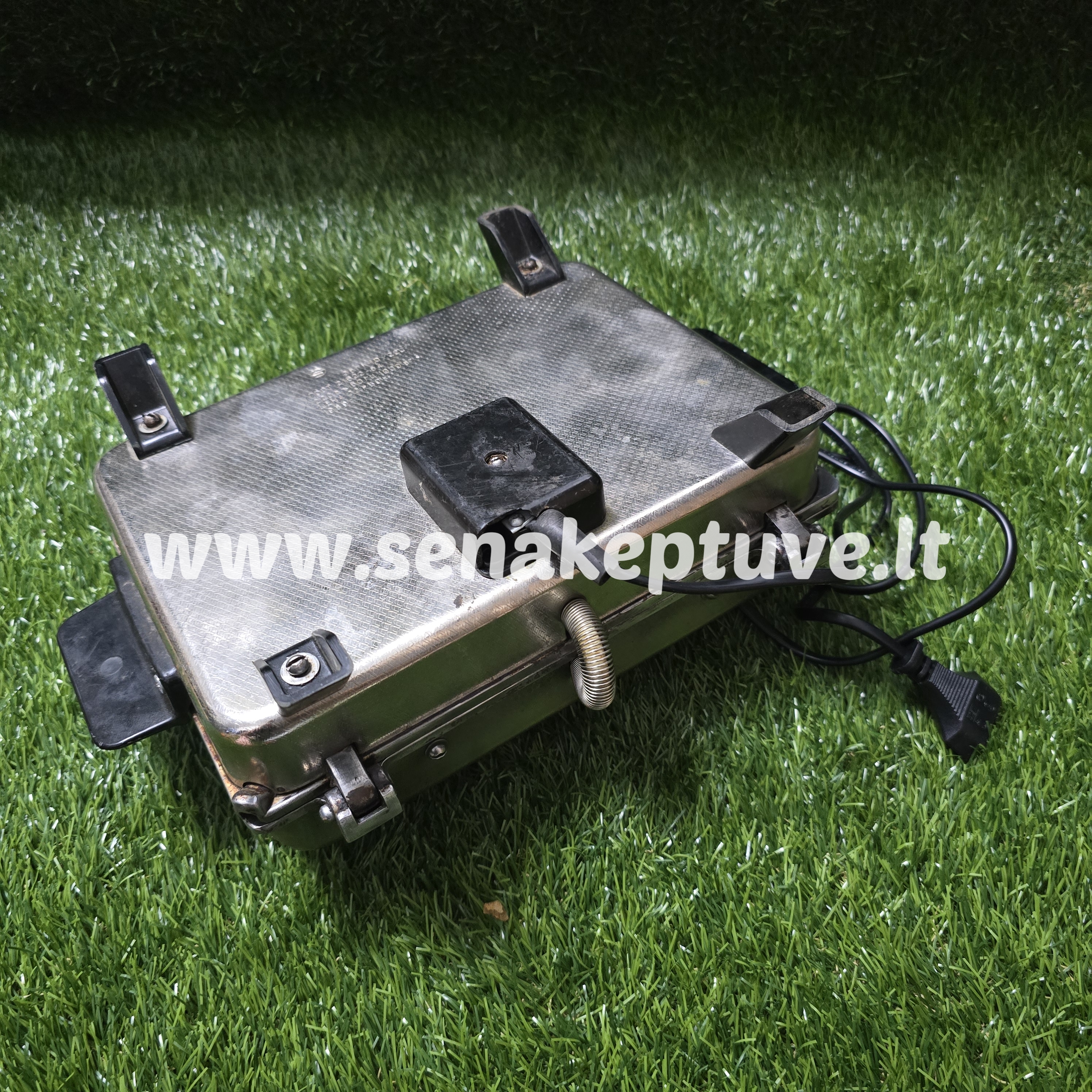 Senovinė elektrinė vaflinė su laidu